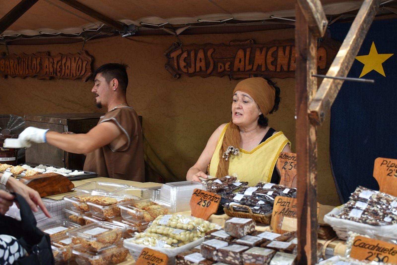 Los puestos de productos artesanos abundan en el Mercado Medieval | FOTO NICOL'S