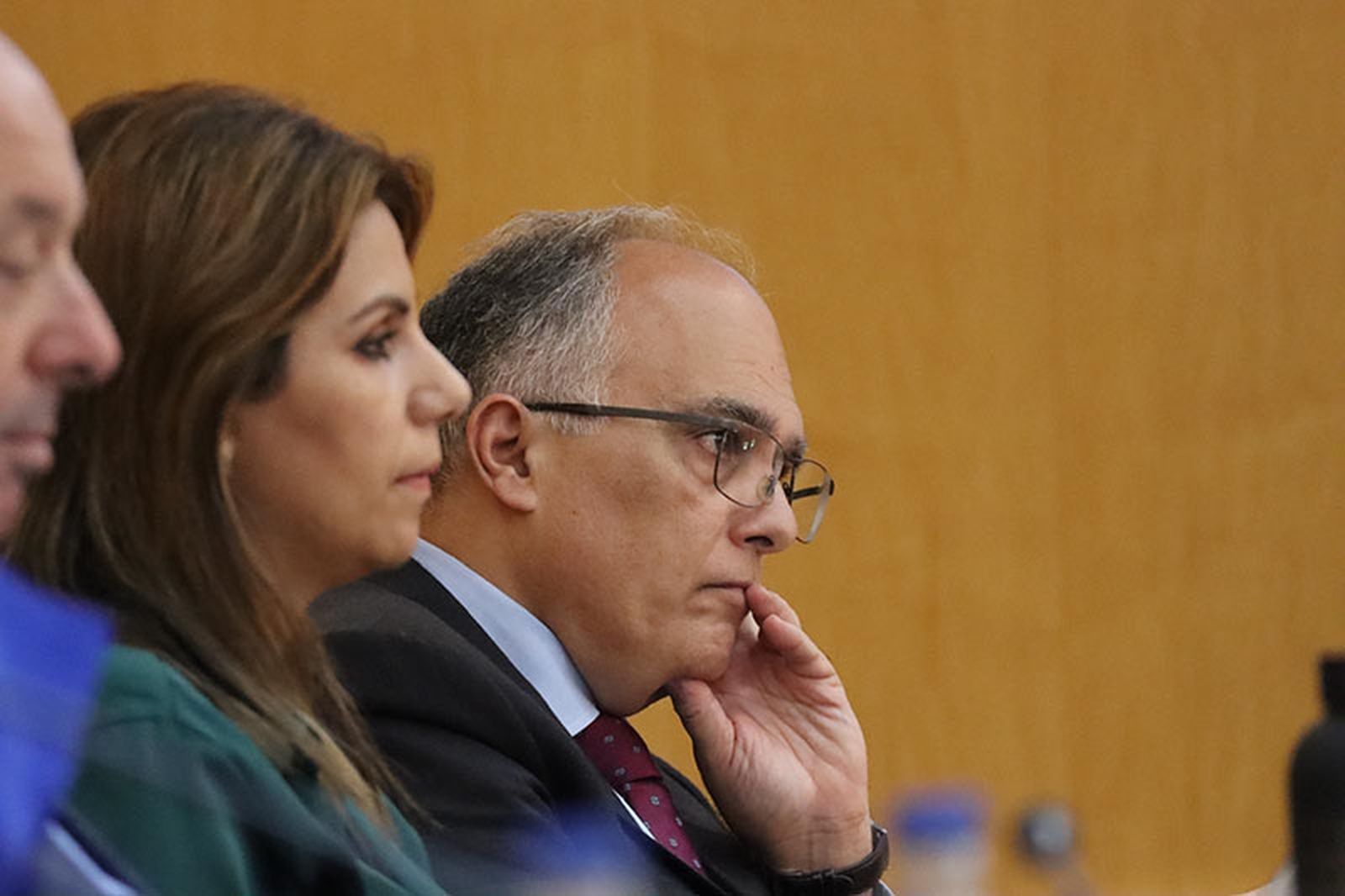 Nabila Benzina, durante el pleno, junto a su compañero en el Gobierno Alberto Gaitán/FOTO REDUAN