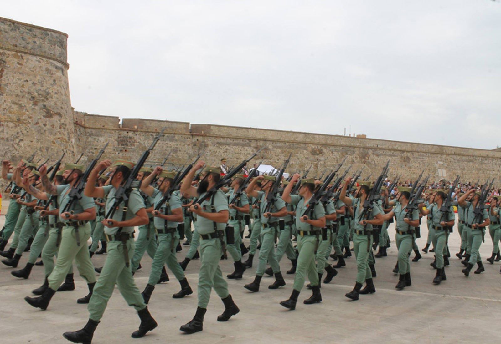 Desfile de La Legión en las “Murallas Reales”. / FOTO JAVIER CHELLARÁM