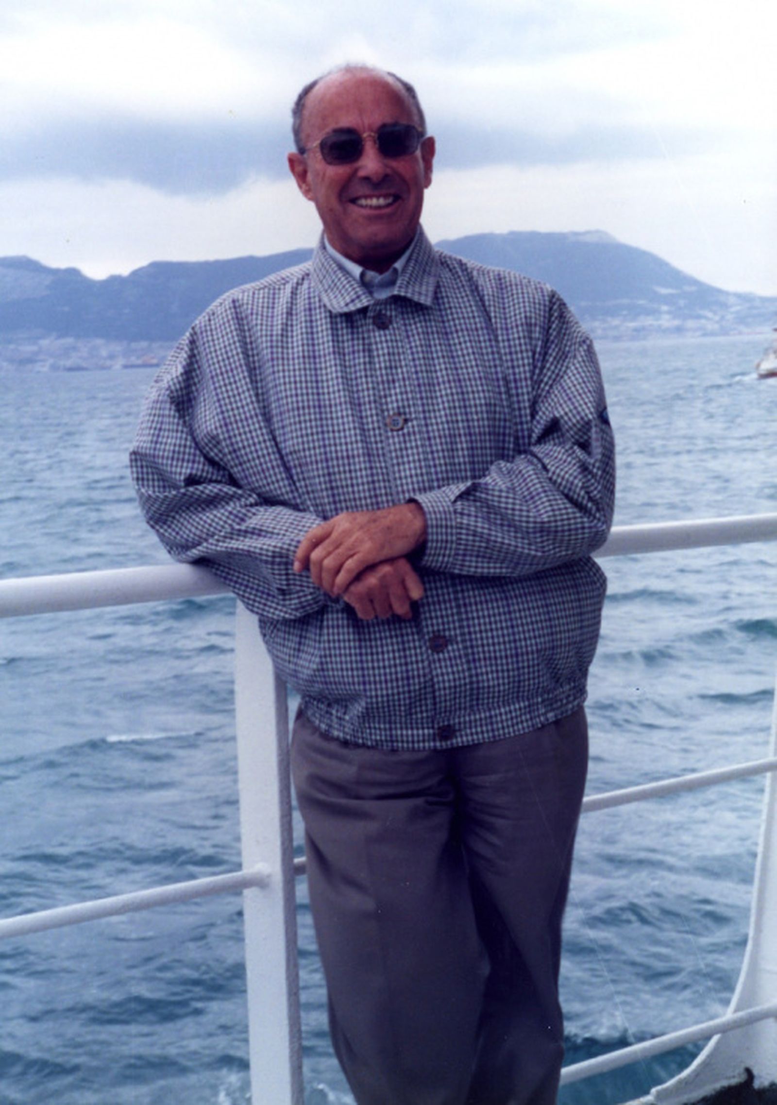 César Manrique, en el ferry a Ceuta en diciembre de 1991/ Foto: Fundación César Manrique