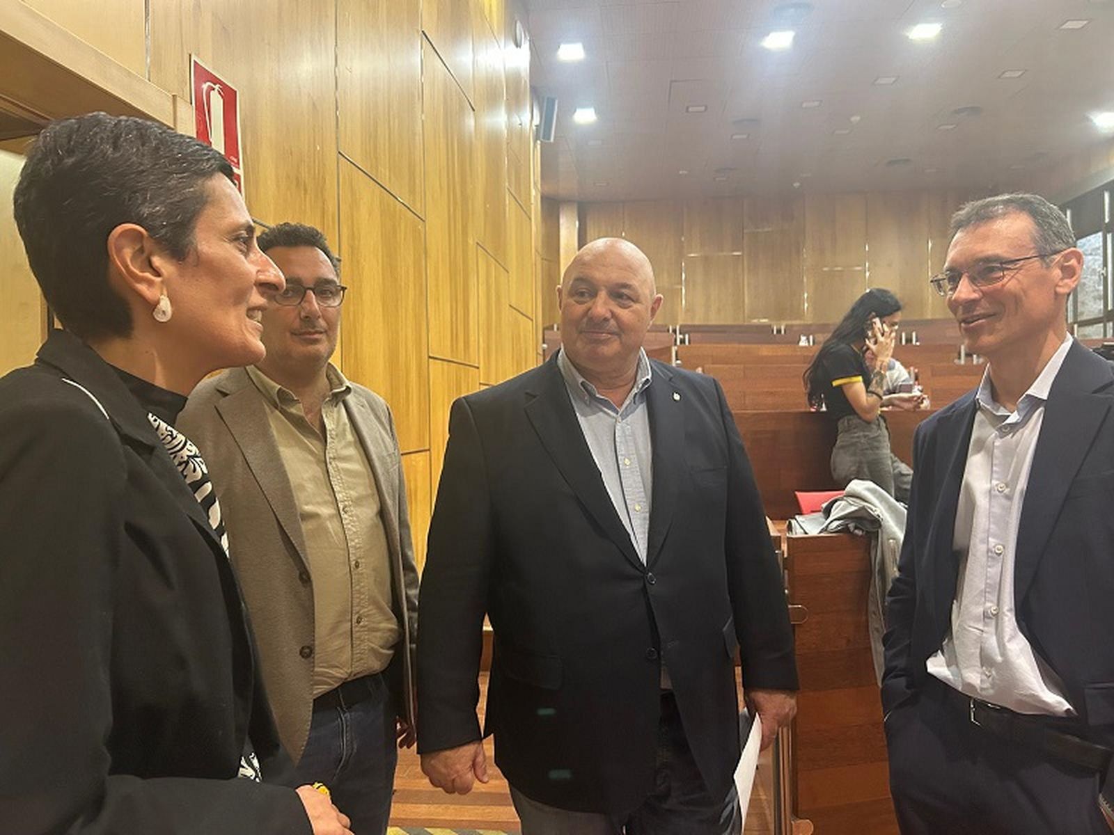 Los consejeros Kissy Chandiramani y Nicola Cecchi junto al director de proyectos de EOI, Emilio Cabanes. / FOTO G.S.