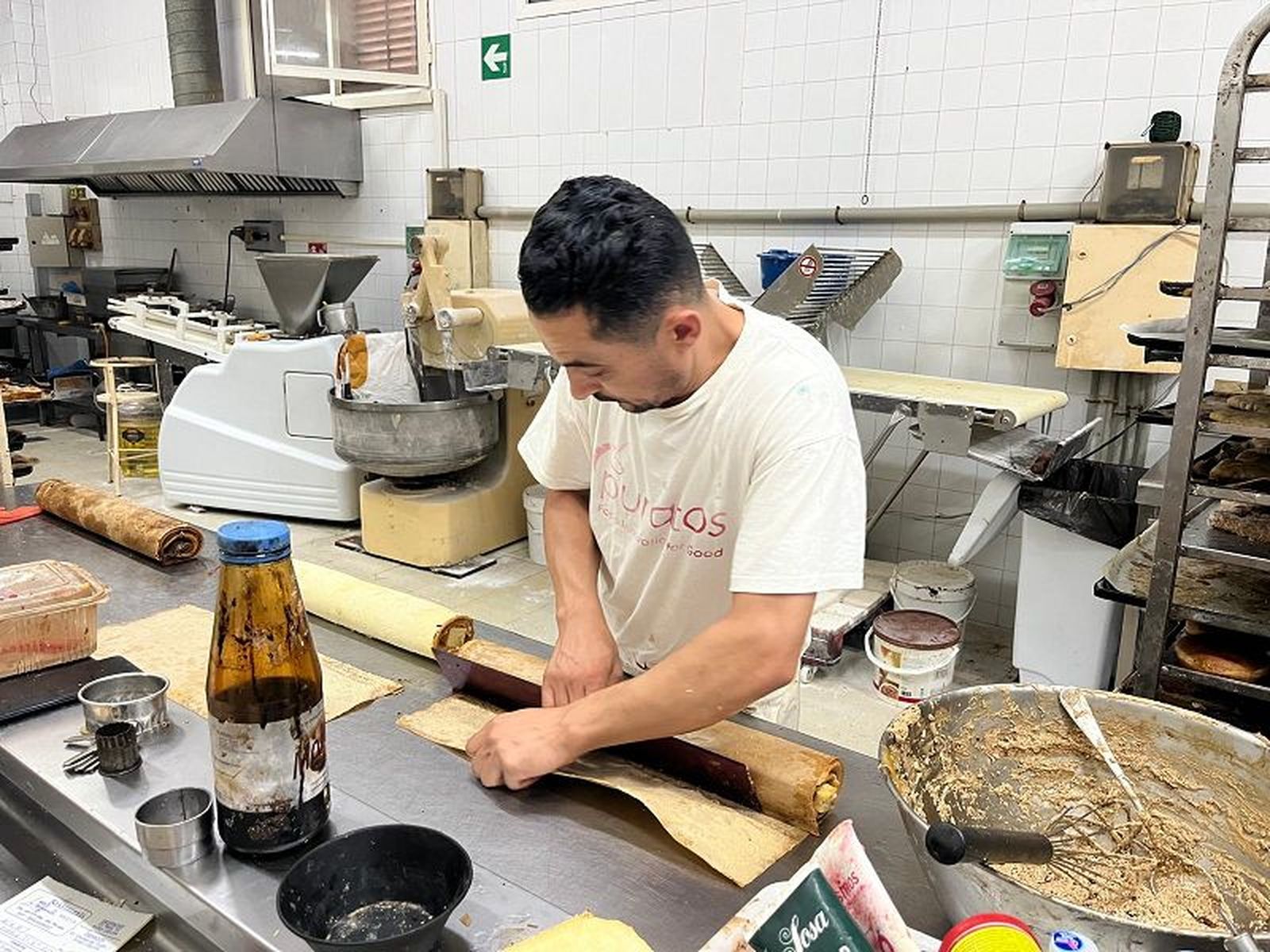 El obrador de ‘La Campanita’ trabaja sin cesar para ofrecer los mejores pasteles a los paladares más exigentes. / FOTO J.A.G.