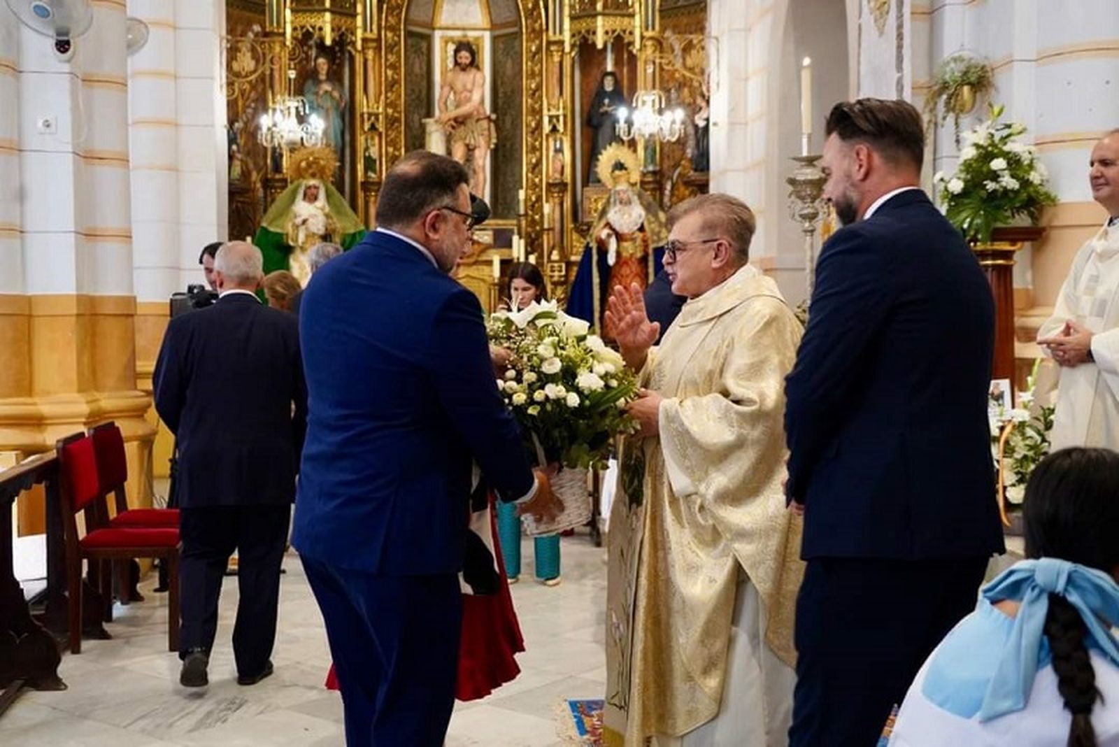 El presidente de la Casa regional de Ceuta en Melilla entrega ofrenda floral | FOTO CEDIDA