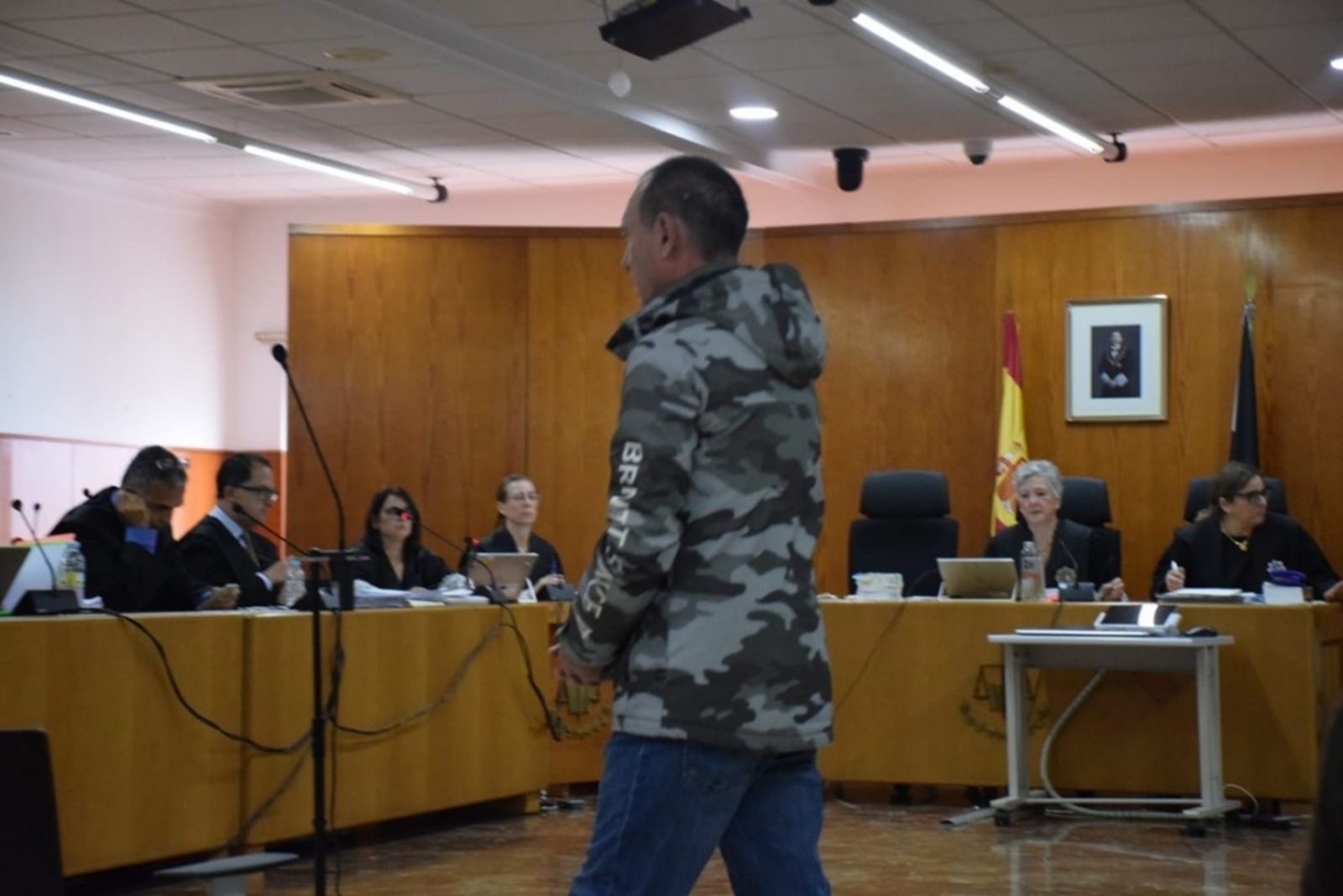 El acusado tomando asiento. / FOTO NICOL'S