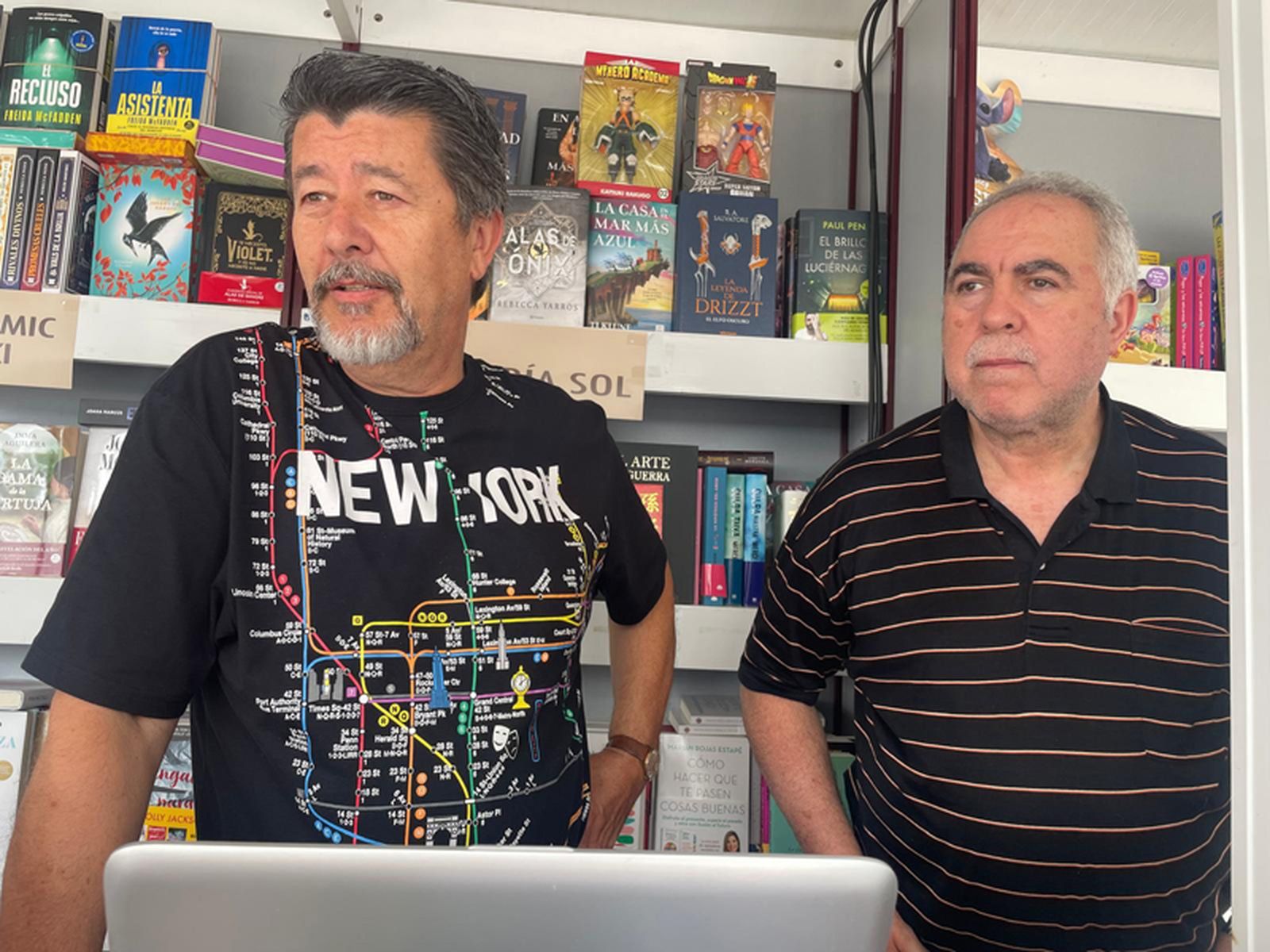 El dueño y el responsable de Librería Sol, José Bentolila y Luis Fernando Domínguez -de derecha a izquierda-. / FOTO REDUAN