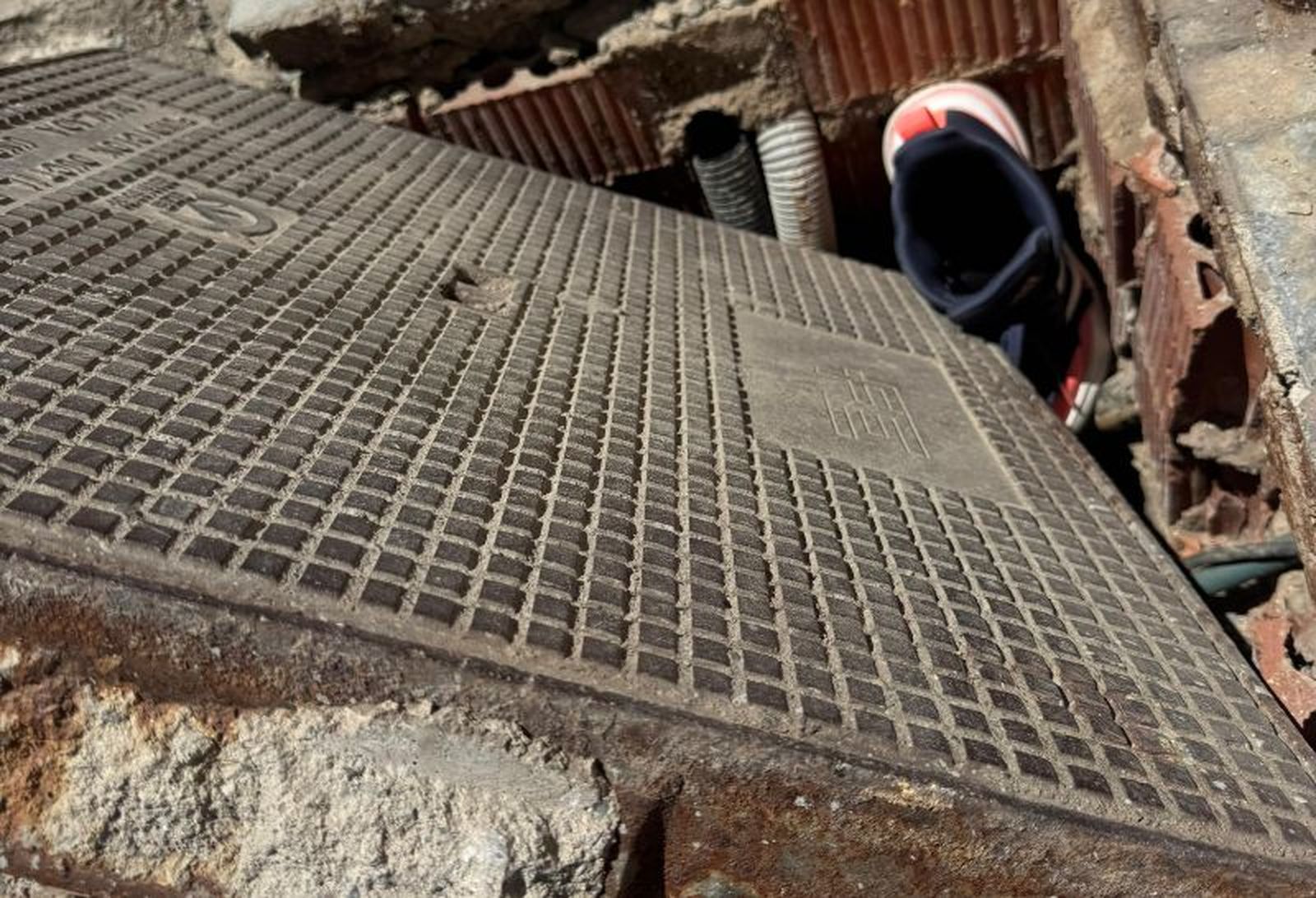 Tapa de registro eléctrico hundida en la Almadraba. / FOTO CEDIDA