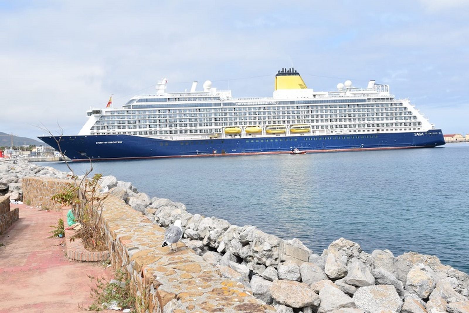 'Spirit of Discovery' de Saga Cruises, en el puerto de Ceuta | FOTO NICOLS