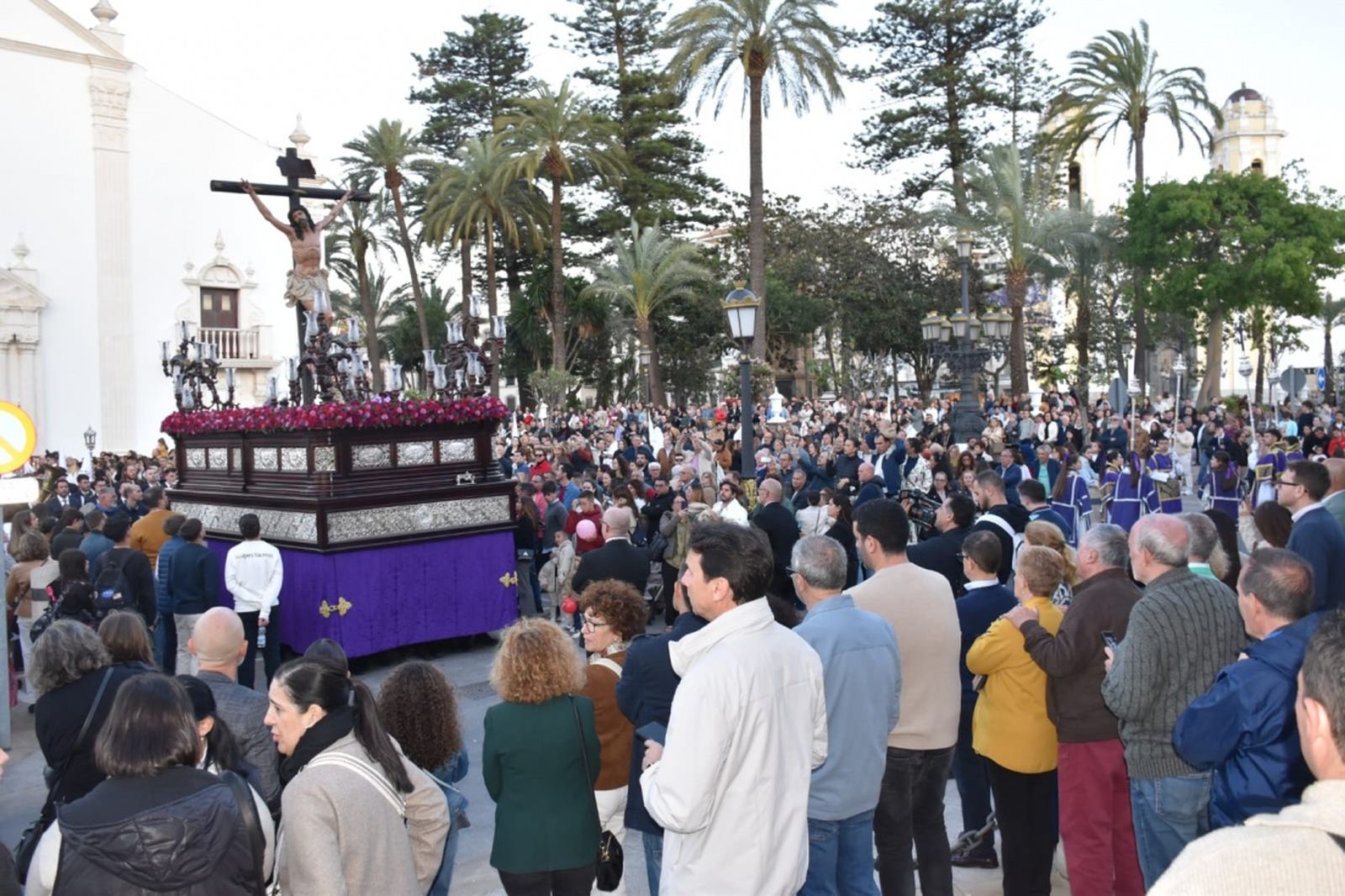 Viernes Santo para la historia: La Expiración, sin ruedas y a costaleros. / FOTO NICOL'S