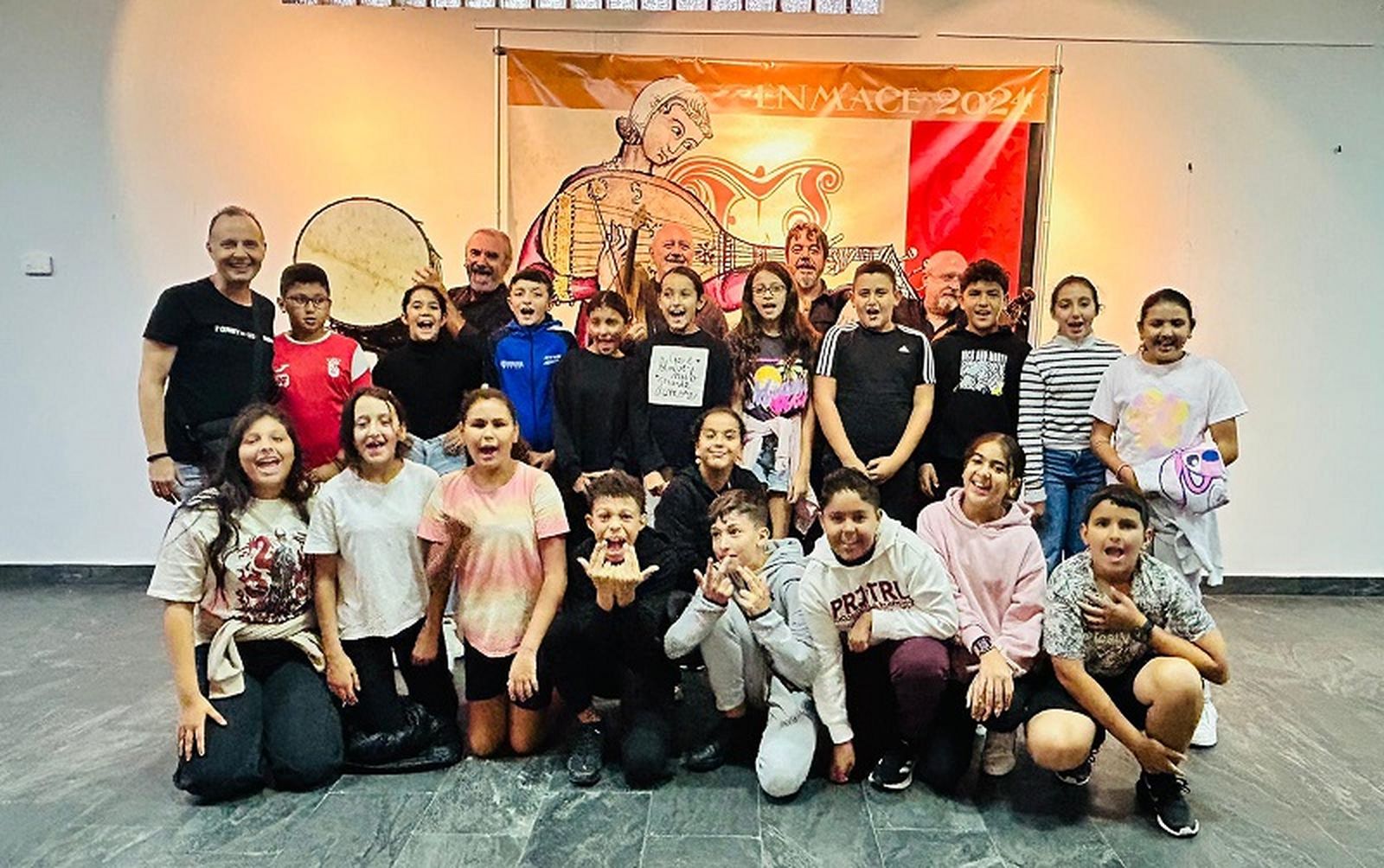 Alumno del Príncipe Felipe y Reina Sofía con los integrantes de Artefactum, en su concierto de ayer. / FOTO CEDIDA