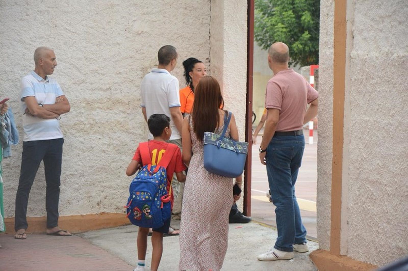 Un niño entrando a un colegio de Ceuta. / FOTO J.I.M.