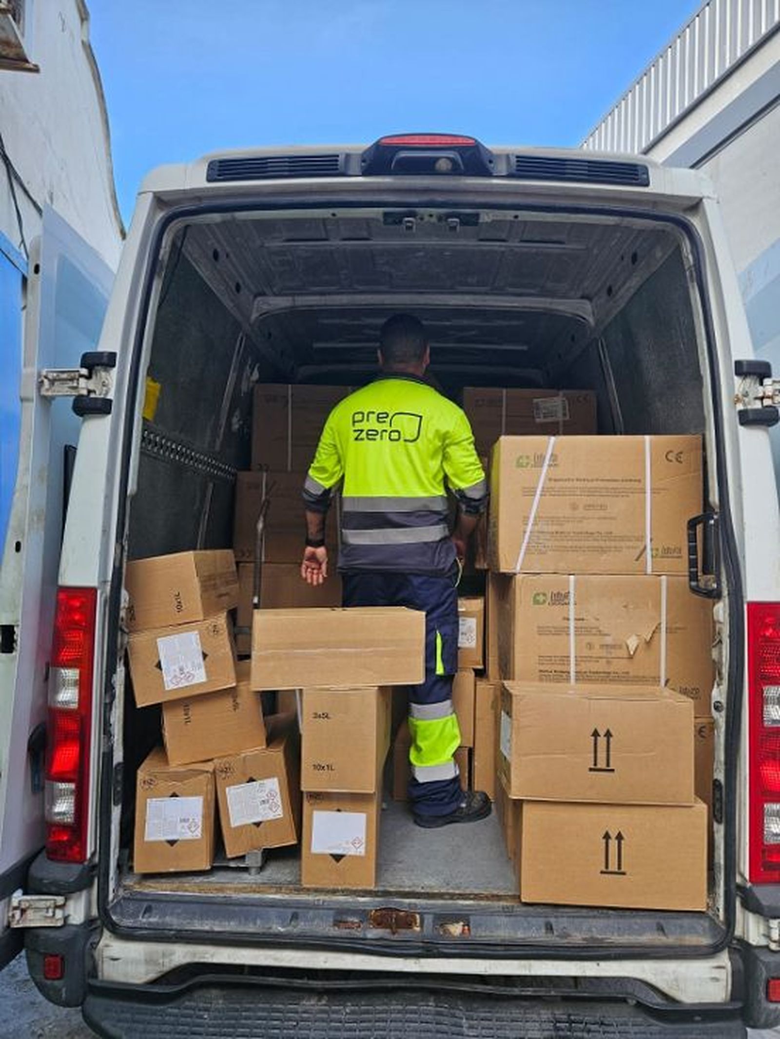 La empresa Pre Zero no dudó en colaborar, aportando cuatro palés con material sanitario./ FOTO CEDIDA