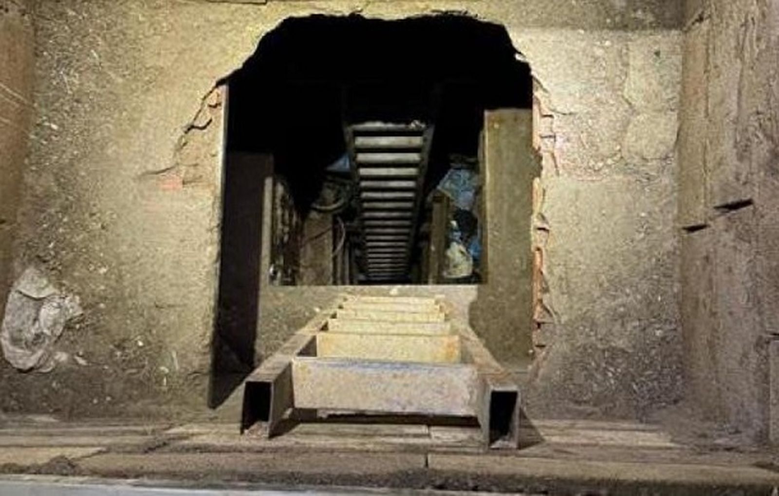 Entrada al narcotúnel desde la marmolería. / FOTO GUARDIA CIVIL