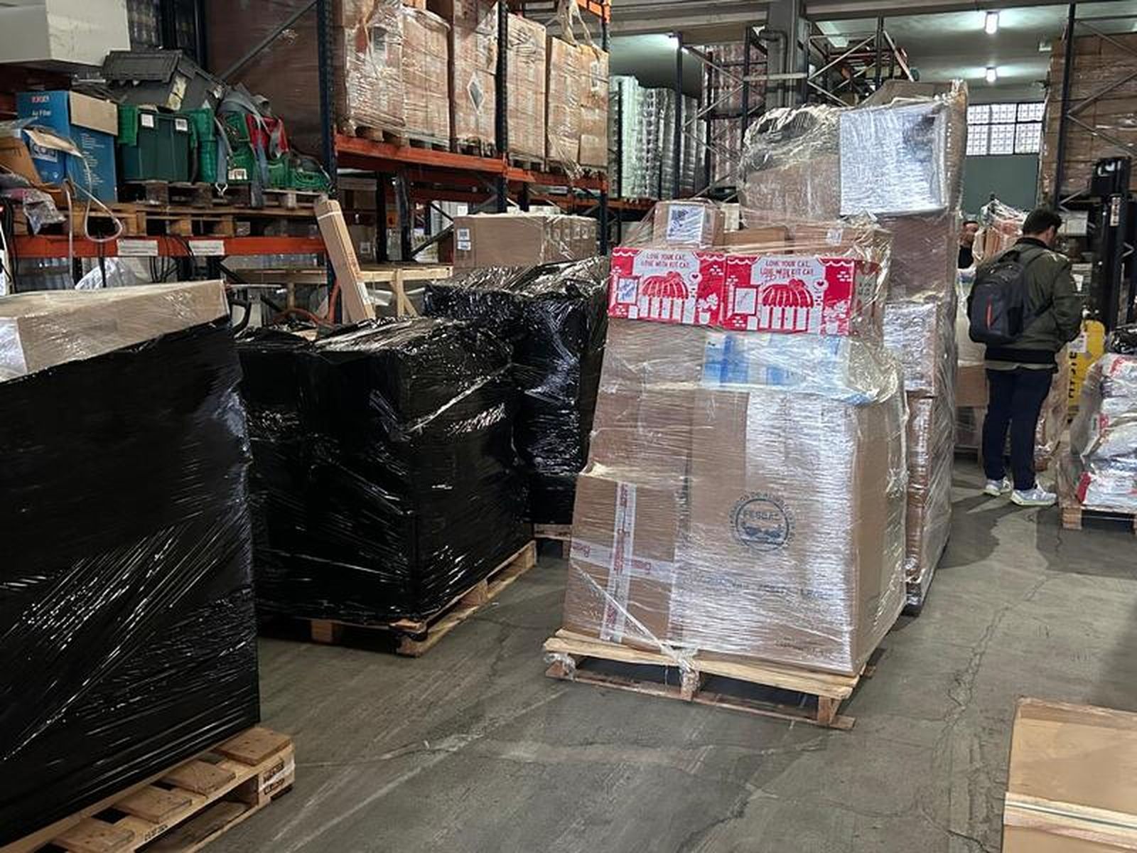 Almacén de Logitrans repleto de palés para Valencia | FOTO E.A.Z.