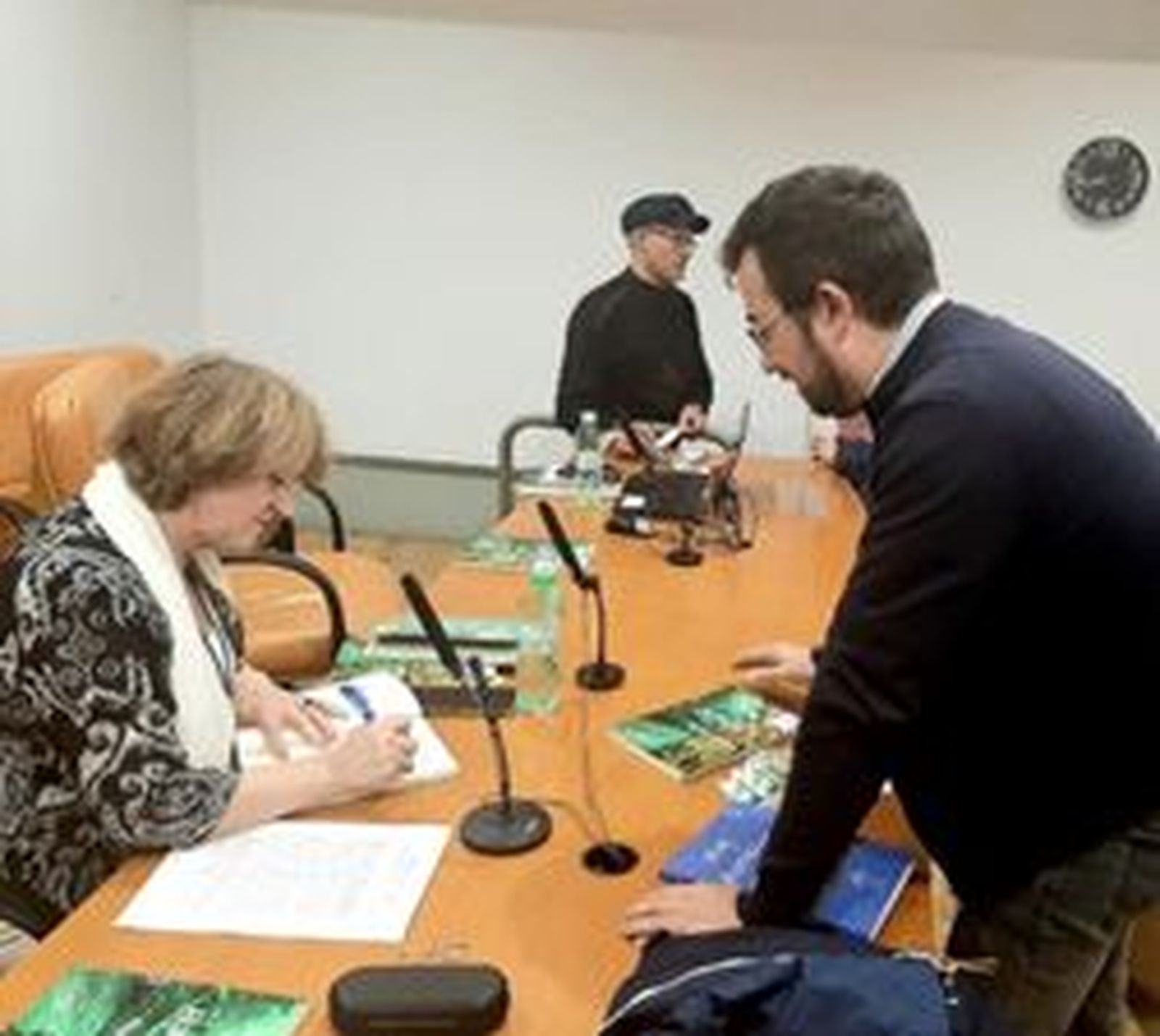 La directora de Raíz y Rama firmó numerosos ejemplares. / FOTO CEDIDA