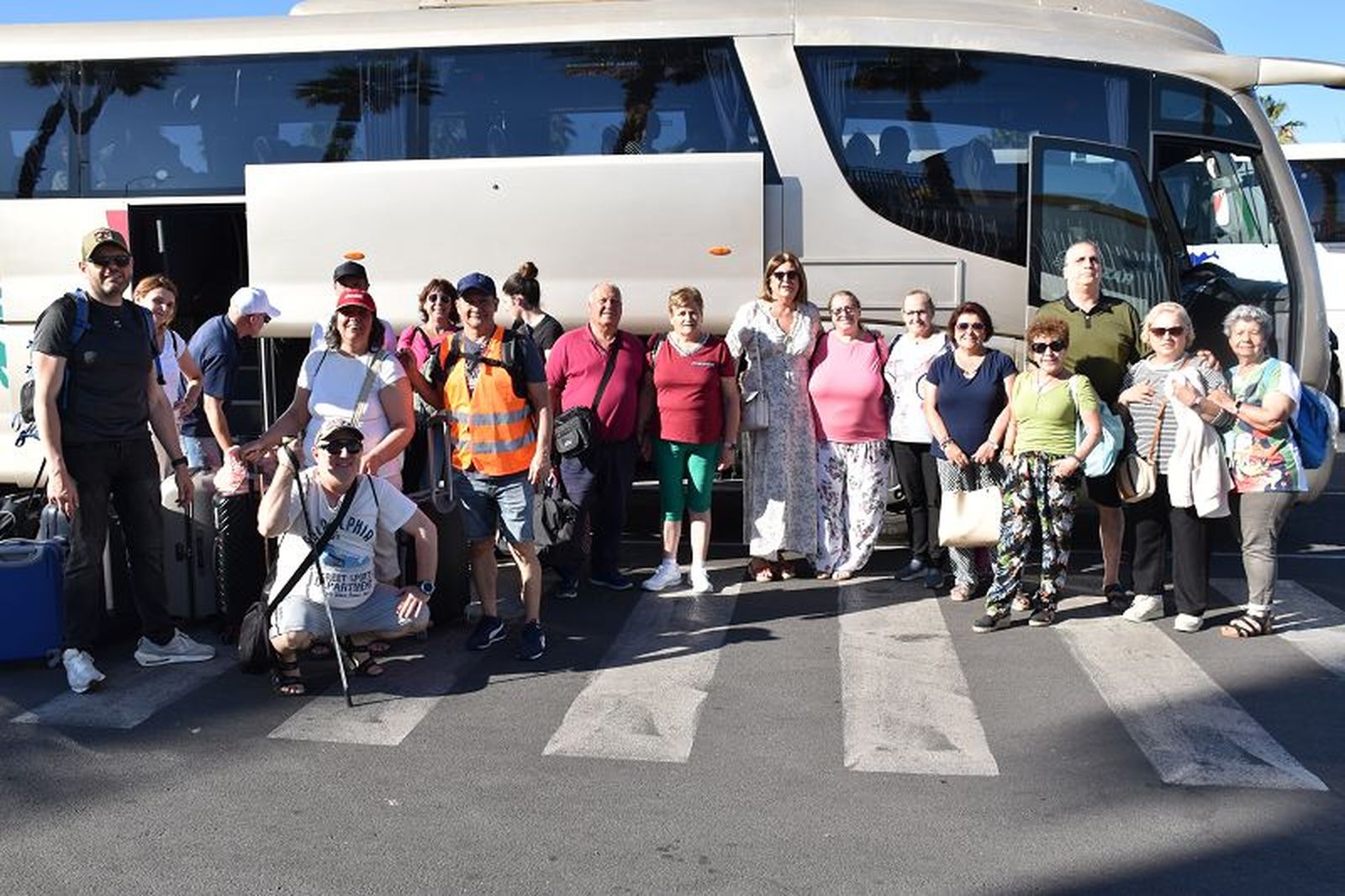 Llegada de los usuarios este lunes, alrededor de las 18:30 horas./ FOTO NICOL'S