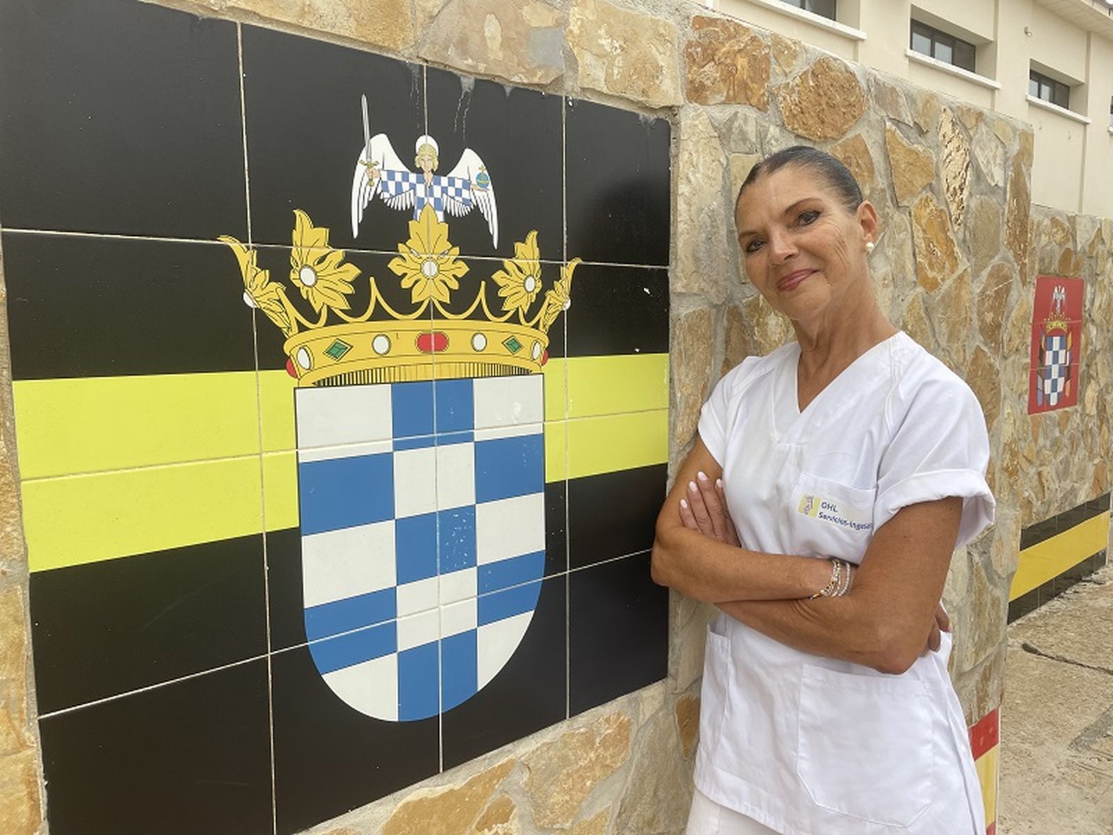 Pilar junto asímbolo de la IV Bandera del Tercio Duque de Alba 2º de la Legión | FOTO REDUAN