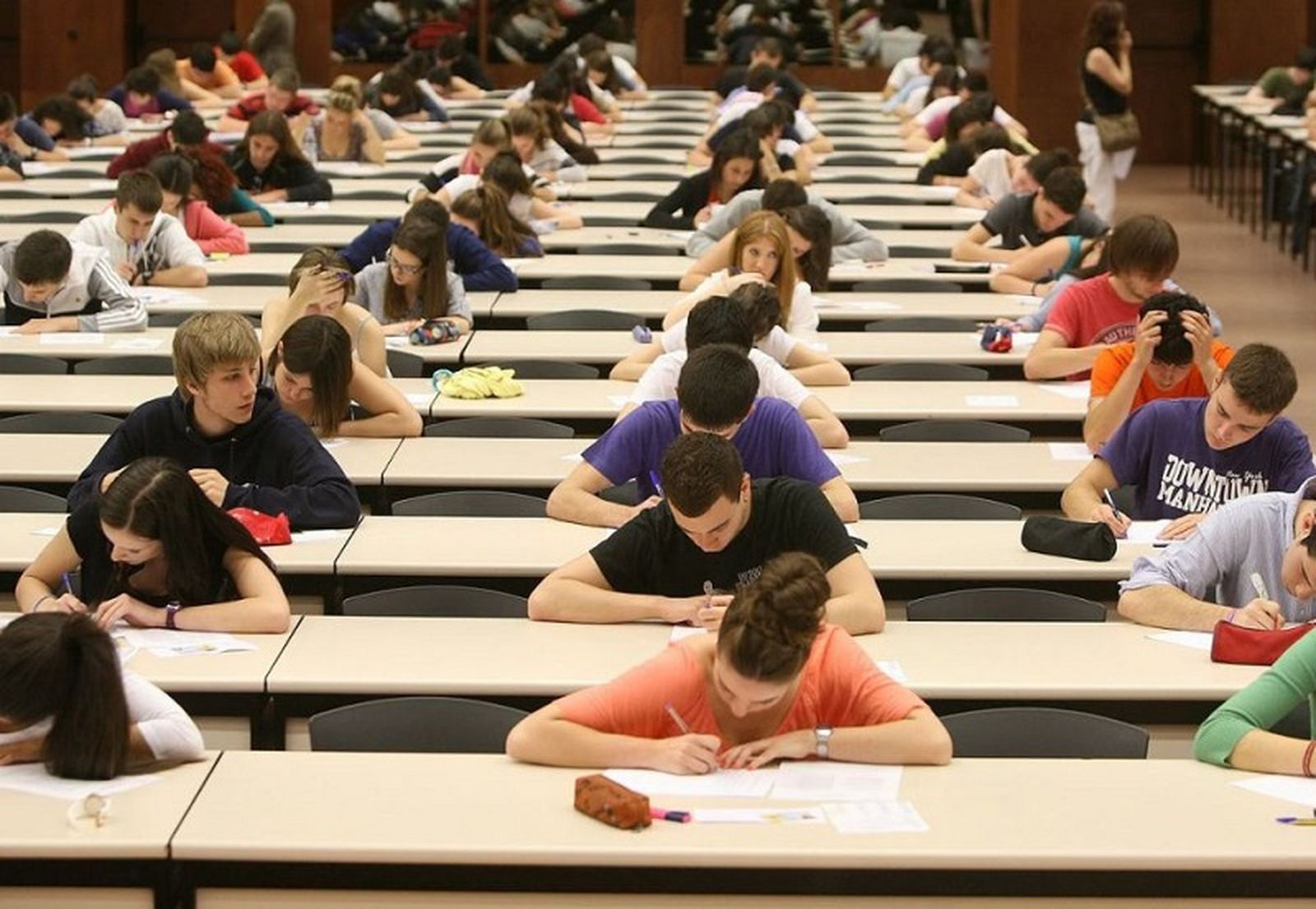 Imagen de archivo de estudiantes en el examen de la PAU / FOTO EL PUEBLO