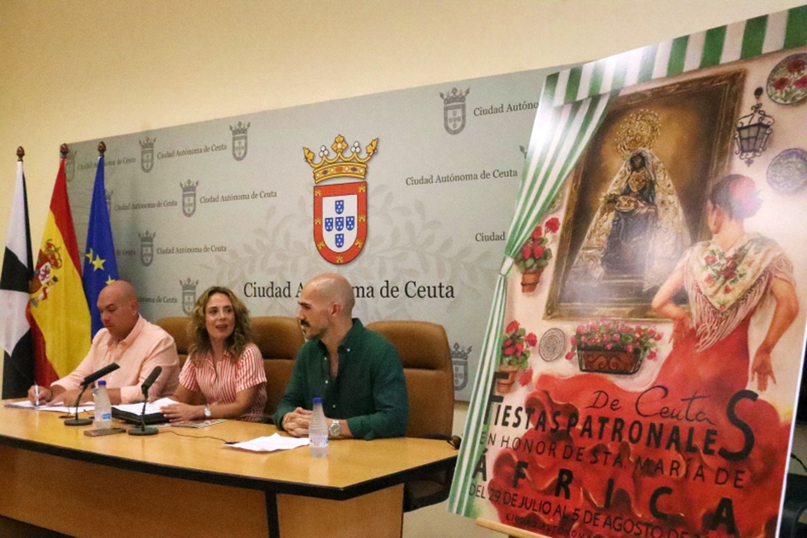 Ayala, Orozco y Morales junto al cartel anunciador / Reduan