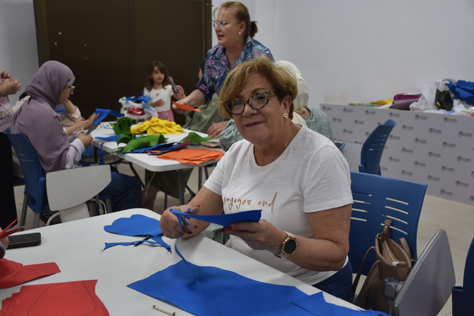 La monitora del taller de manualidades, Pilar Sánchez. / FOTO G.S.