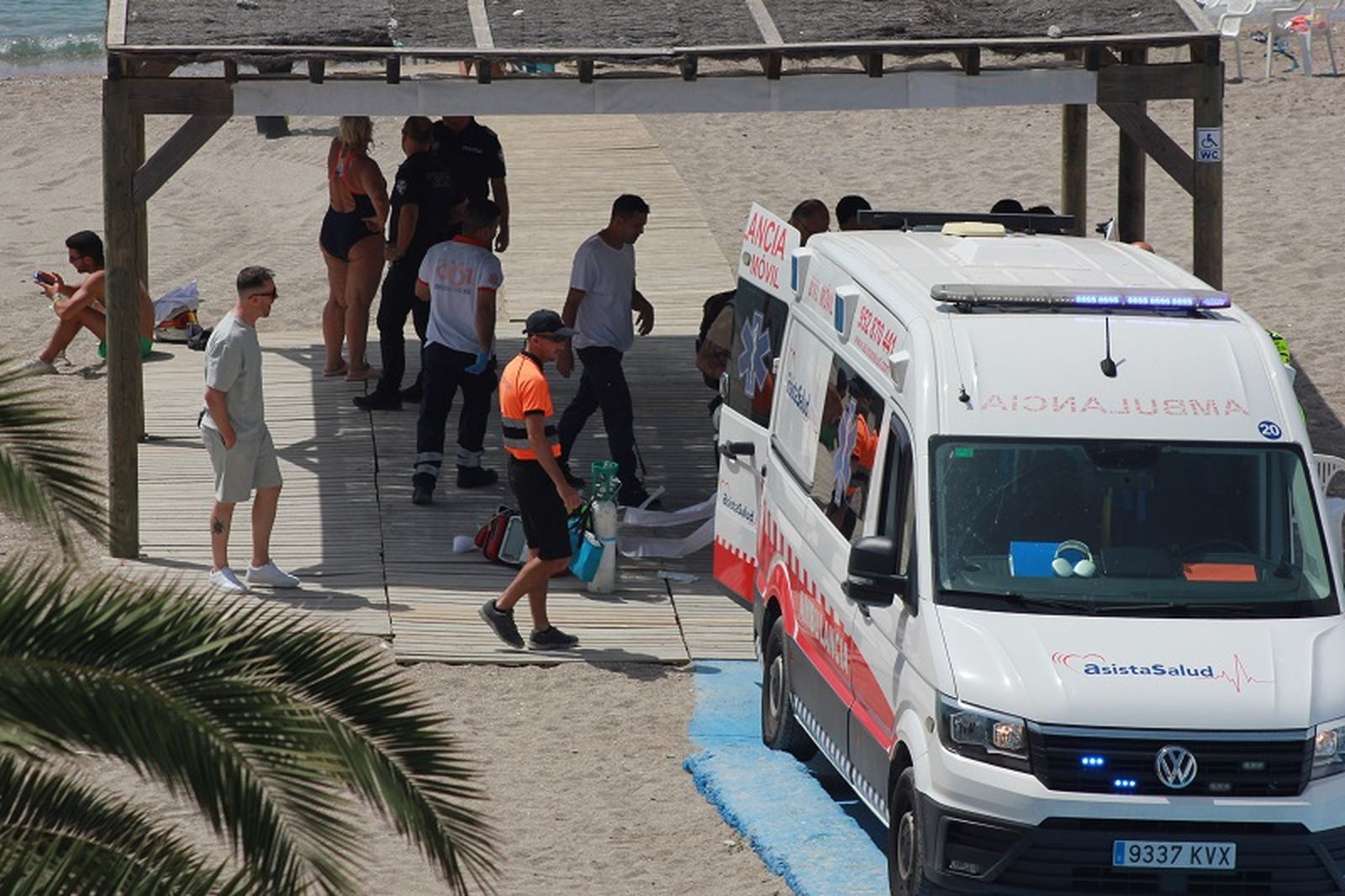 Fallece un bañista de mediana edad tras una parada cardiorrespiratoria en la Ribera. / FOTO S.C.
