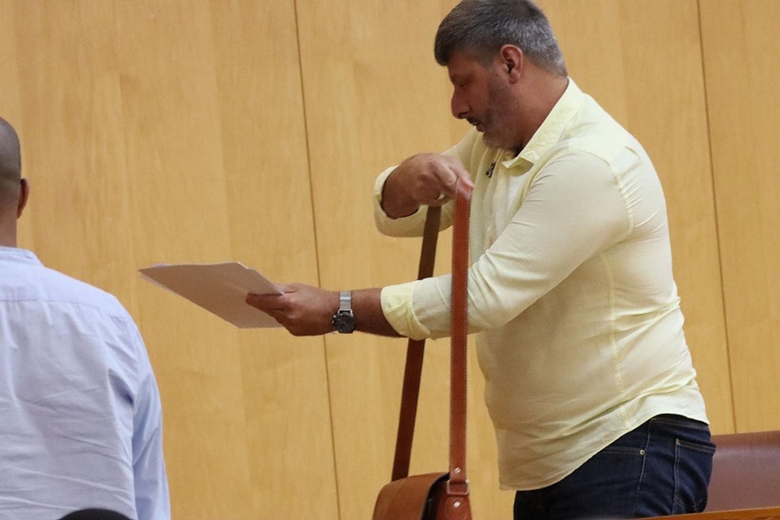 El líder de Ceuta Ya!, Mohamed Mustafa, abandonando el pleno este lunes. / FOTO REDUAN