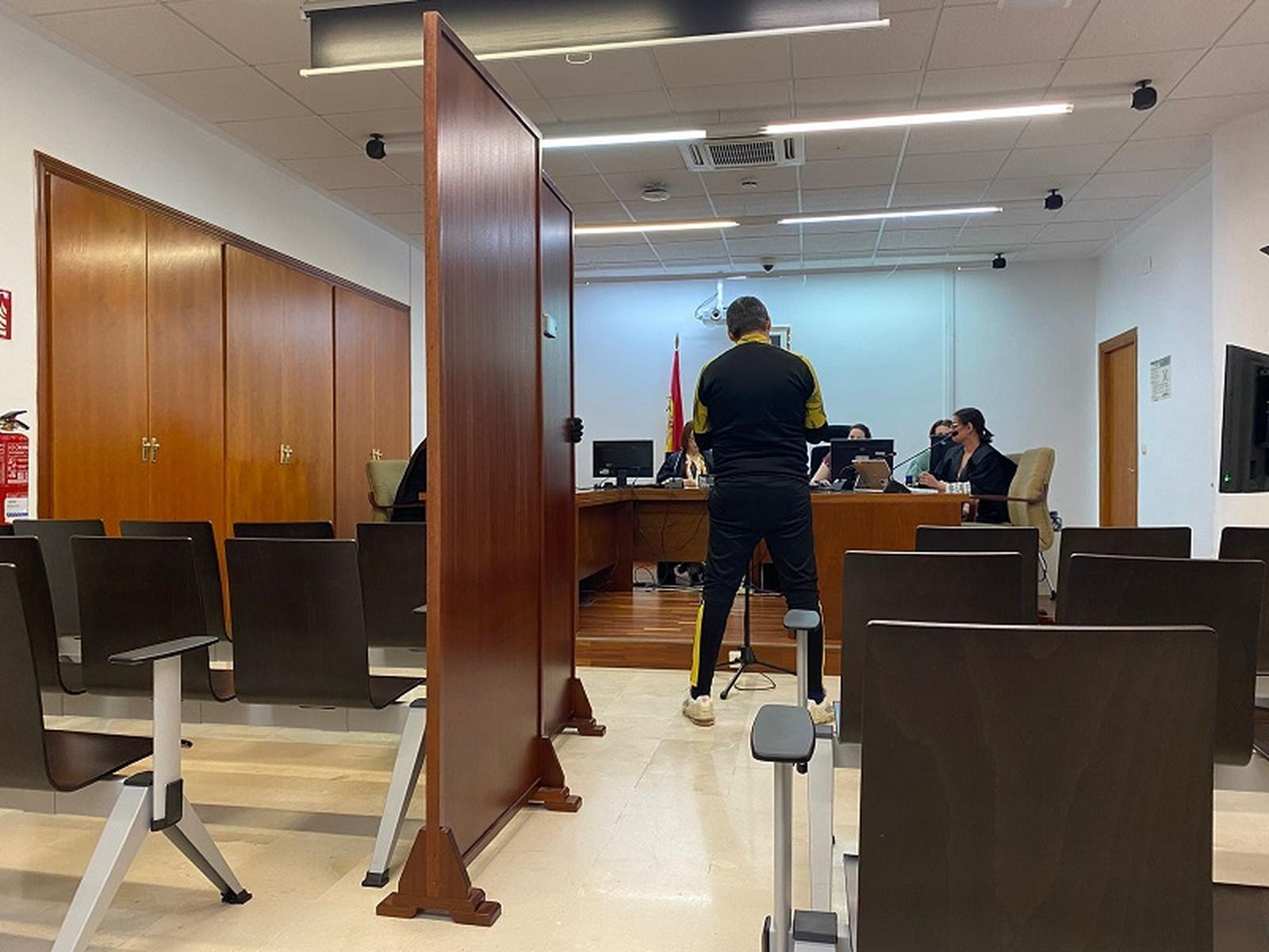 El acusado declara ante el tribunal junto al biombo solicitado. / FOTO S.C.