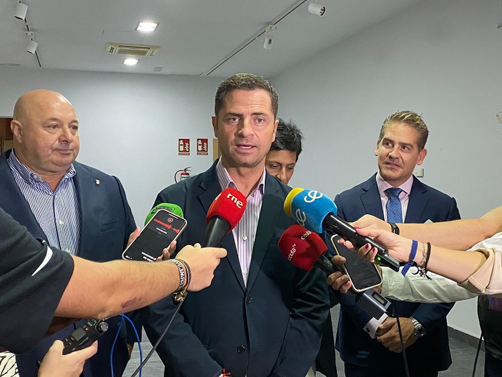 Borja Cabezón, consejero delegado de ENISA, junto a autoridades civiles y el presidente de la Cámara de Comercio, Karim Bulaix | FOTO CEDIDA