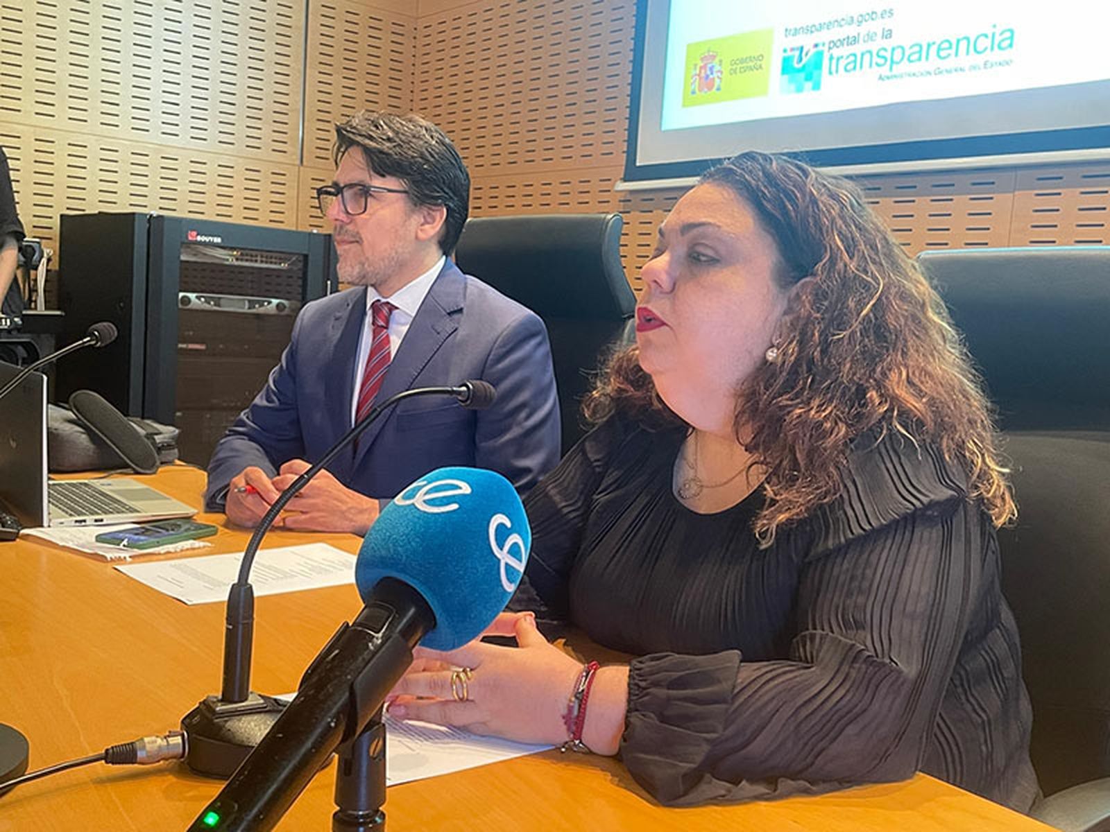 La delegada del Gobierno, Cristina Pérez, junto al secretario general de la Delegación, Ismael Kasrou/FOTO REDUAN