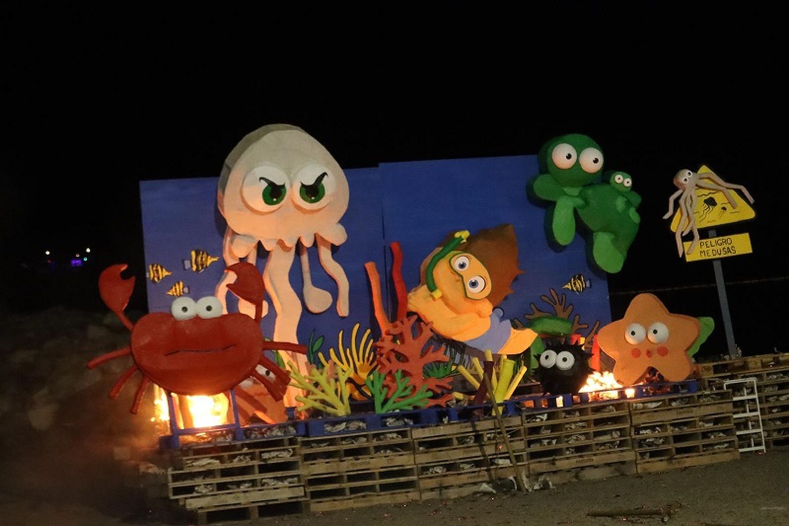 Los ceutíes piden “salud”, “amor” y “un trabajo digno” al fuego de la Noche de San Juan. / FOTO REDUAN