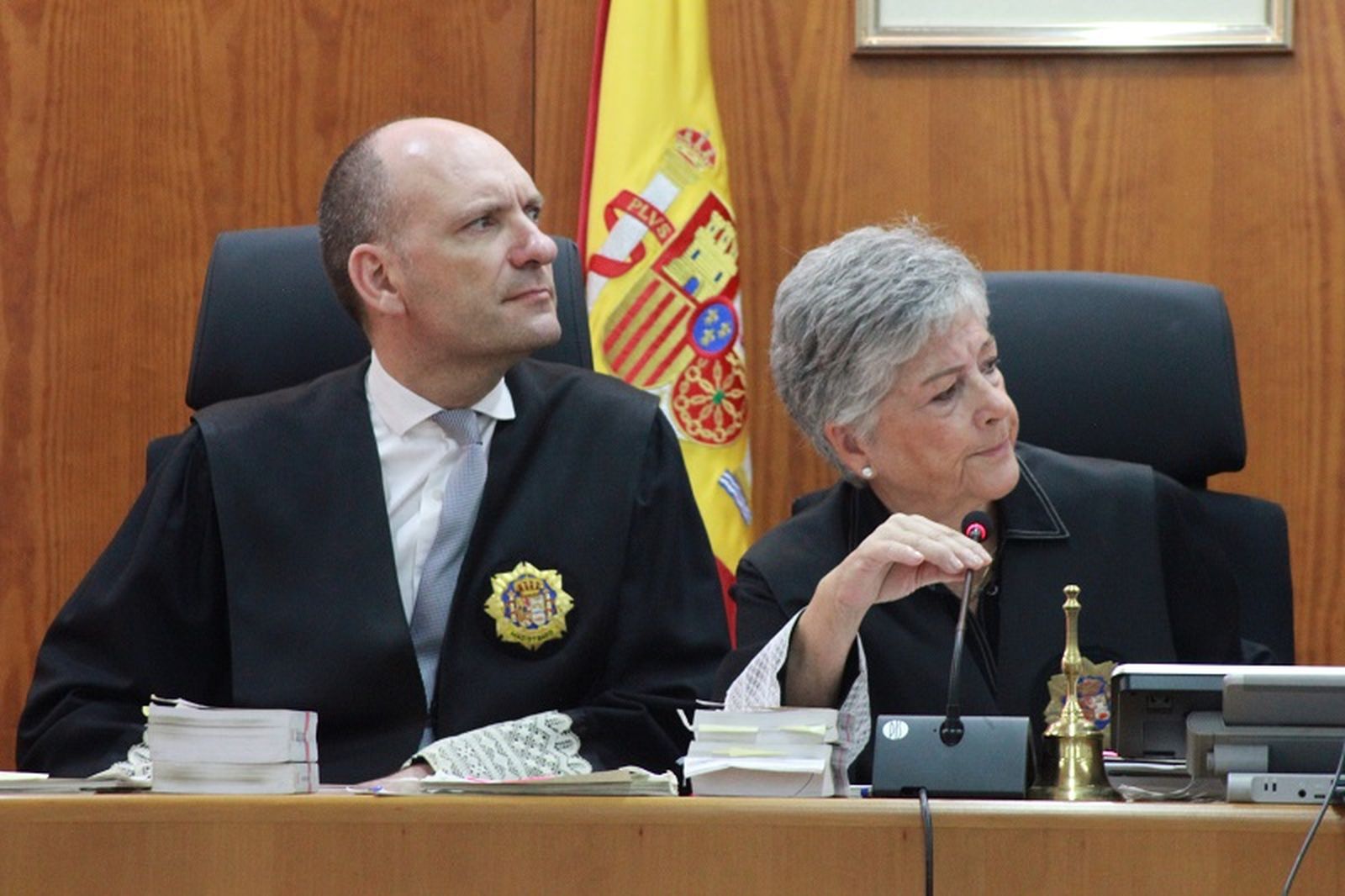 Los jueces Emilio Martín y Rosa de Castro atendiendo a la videollamada. / FOTO S.C.