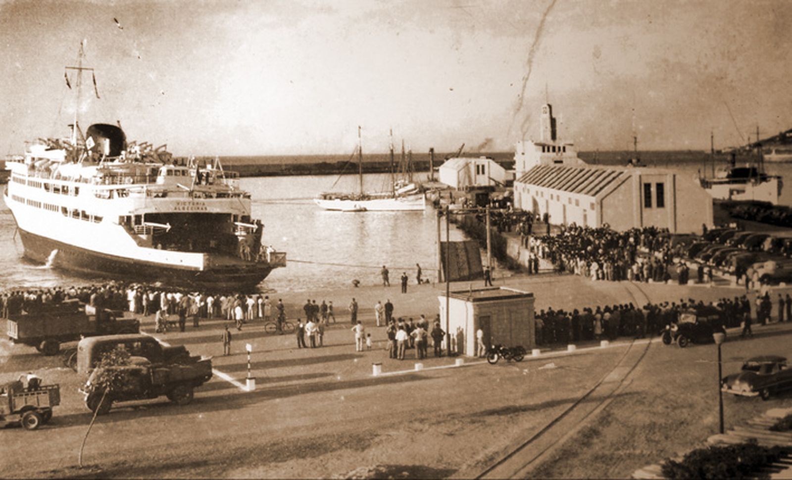 El ferry ‘Victoria’ de la compañía Trasmediterránea (Foto: Colección ‘Cien años de fotografía’). / FOTO CEDIDA
