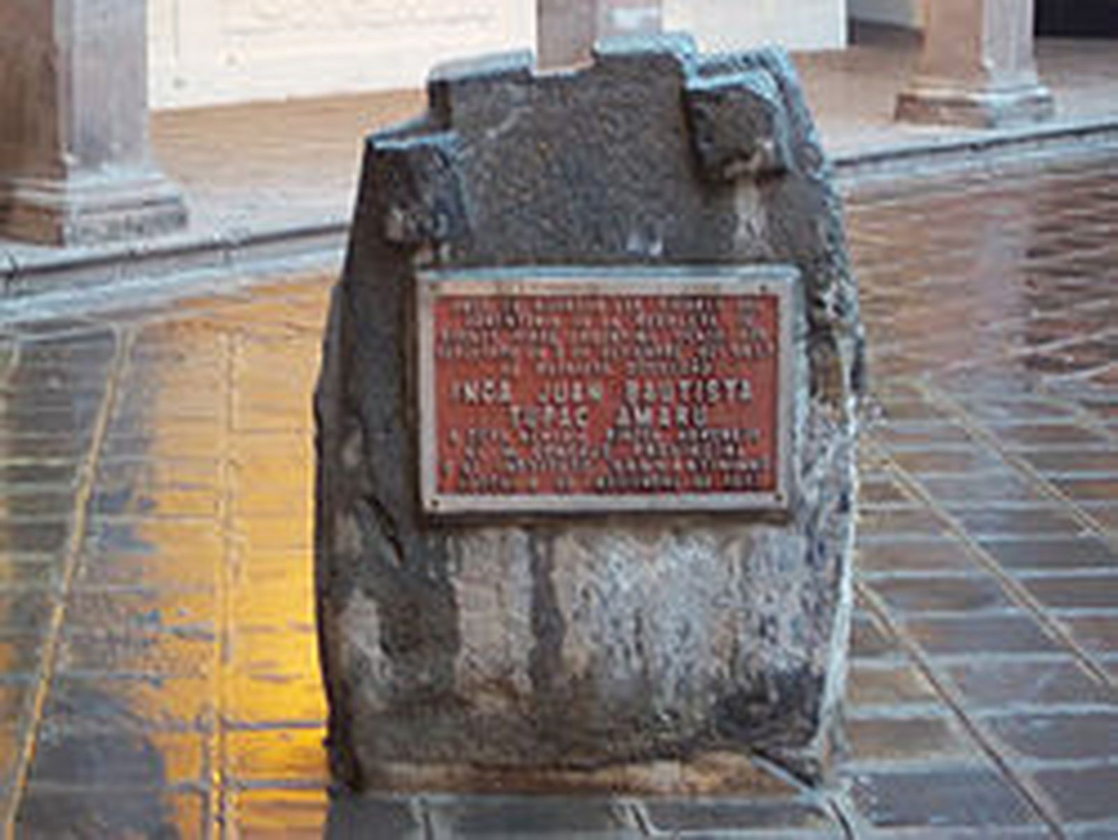 Monolito en homenaje a Juan Bautista en Cuzco. / FOTO CEDIDA