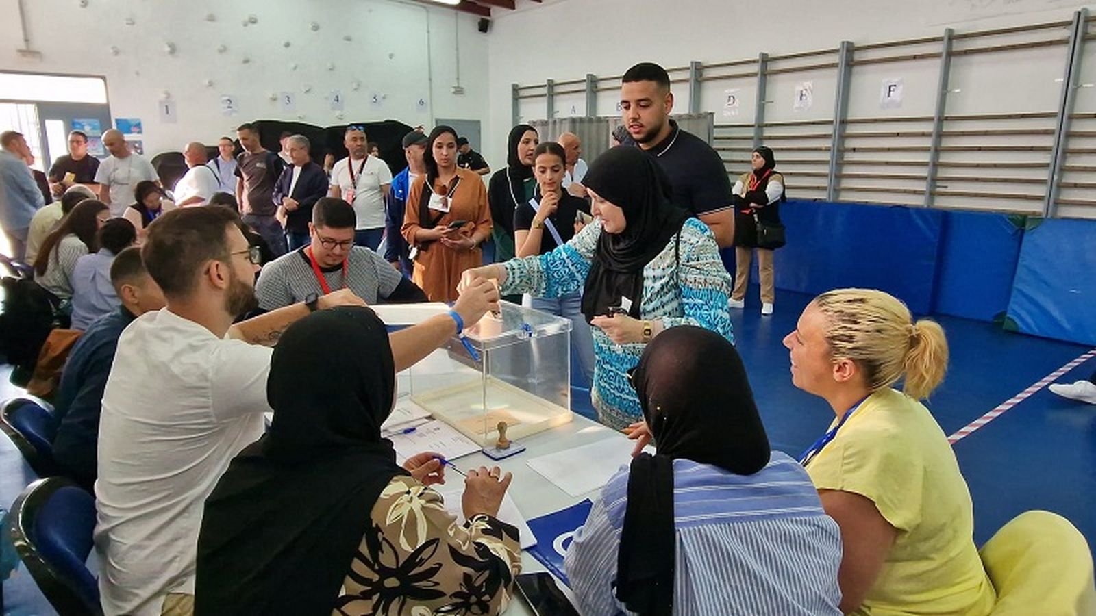 Electores votan en un colegio ceutí/FOTO EL PUEBLO