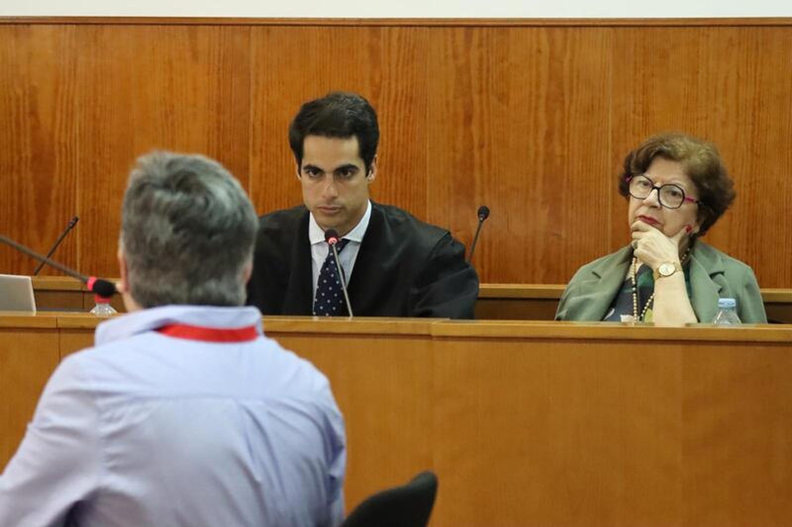 La jefa del área de Menores de Ceuta contestando al abogado de la exdelegada del Gobierno, Salvadora Mateos. / FOTO REDUAN