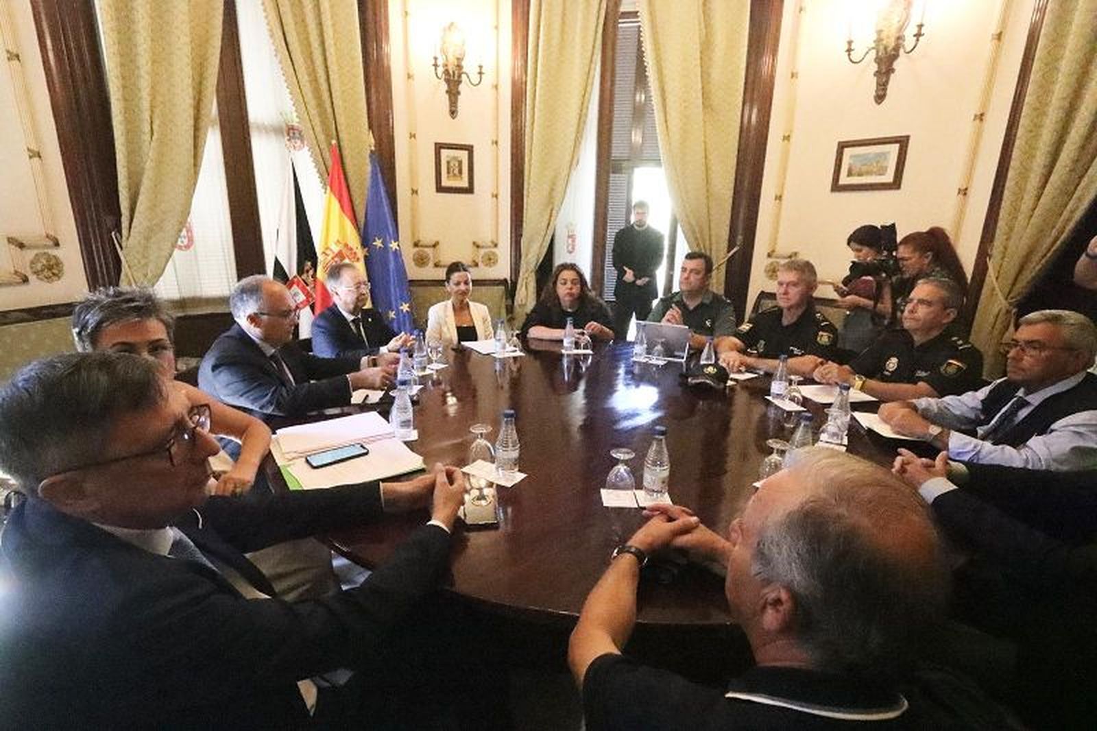 Reunión técnica en la Sala Isidro Jarque, tras la comparecencia./ FOTO REDUAN