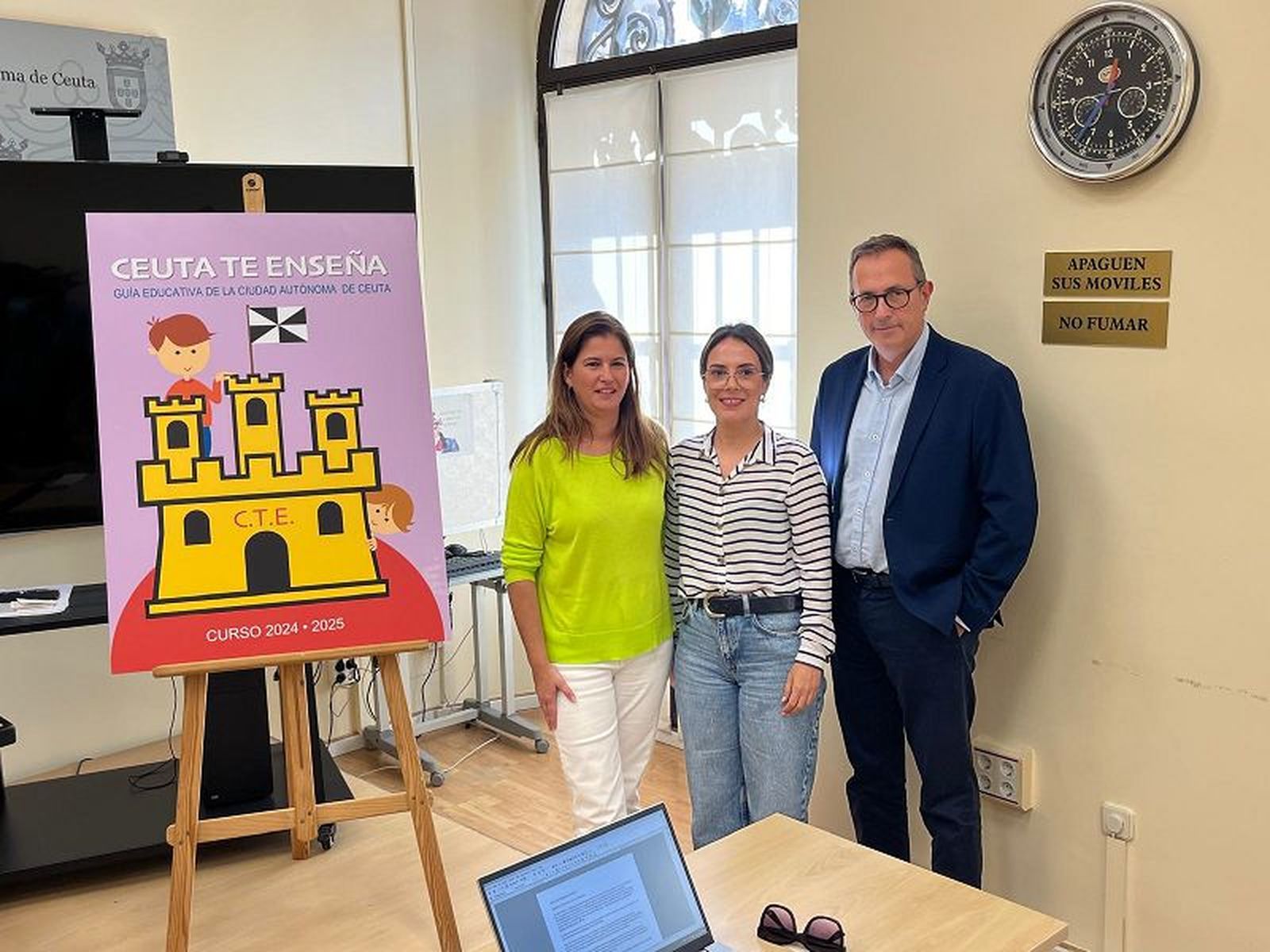 Los comparecientes de la rueda de prensa junto al cartel oficial de "Ceuta te enseña"./ FOTO J.A.G.