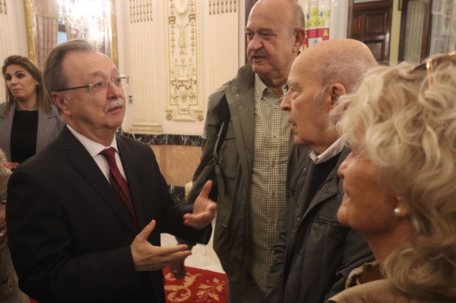 Vivas departe con algunos de los veteranos/ FOTO REDUAN