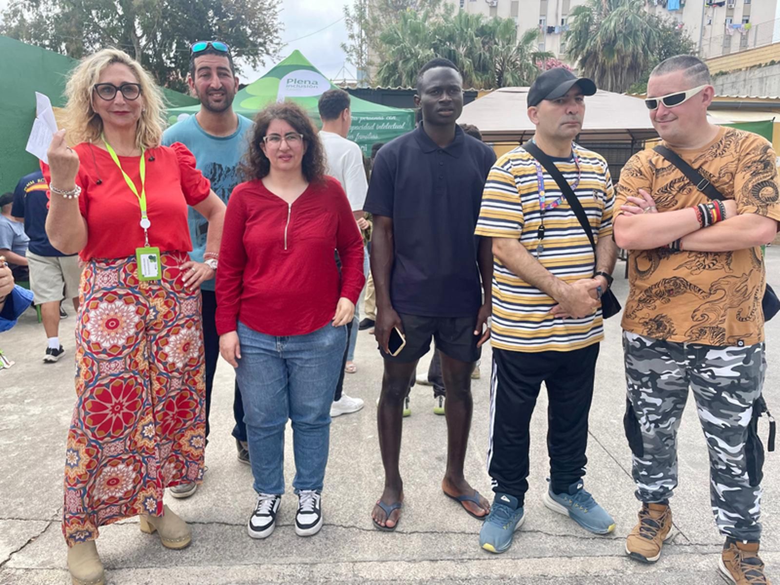 La técnico de Plena Inclusión Olga Caballero y la ordenanza del CETI Montserrat Toledo junto a compañeros y usuarios. / FOTO REDUAN