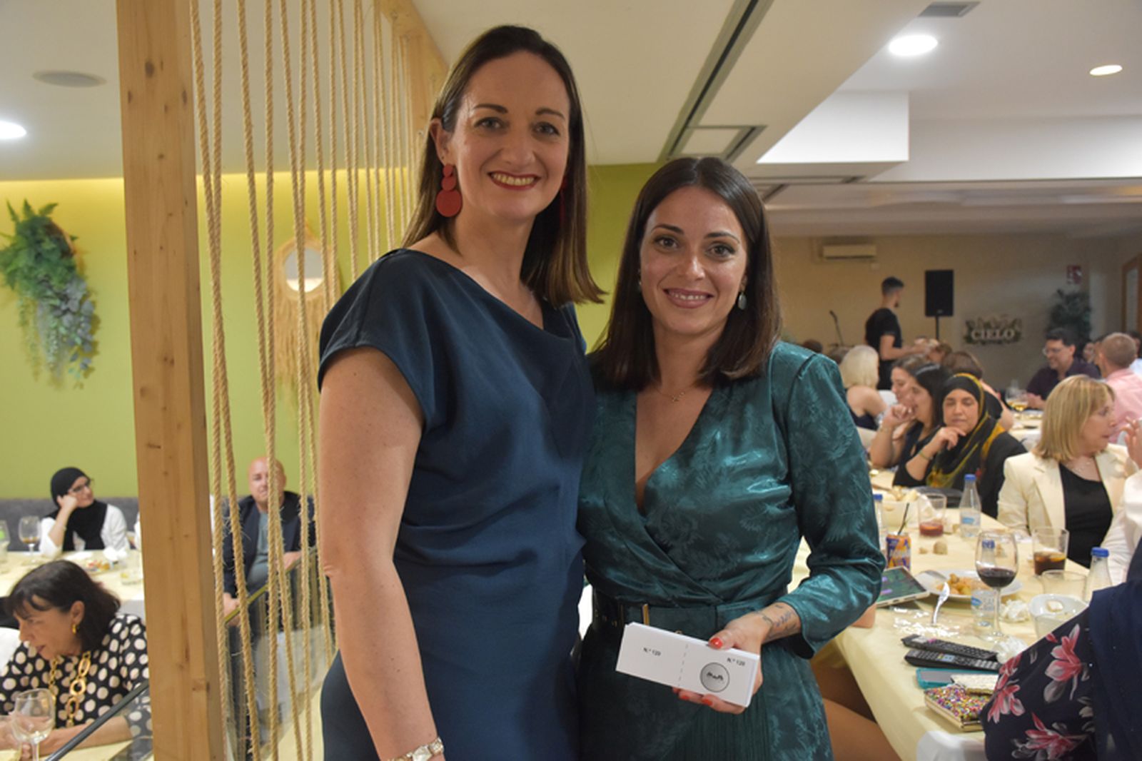 Miembros del AMPA del CEE San Antonio muestran los boletos de la lotería solidaria. / FOTO G.S.