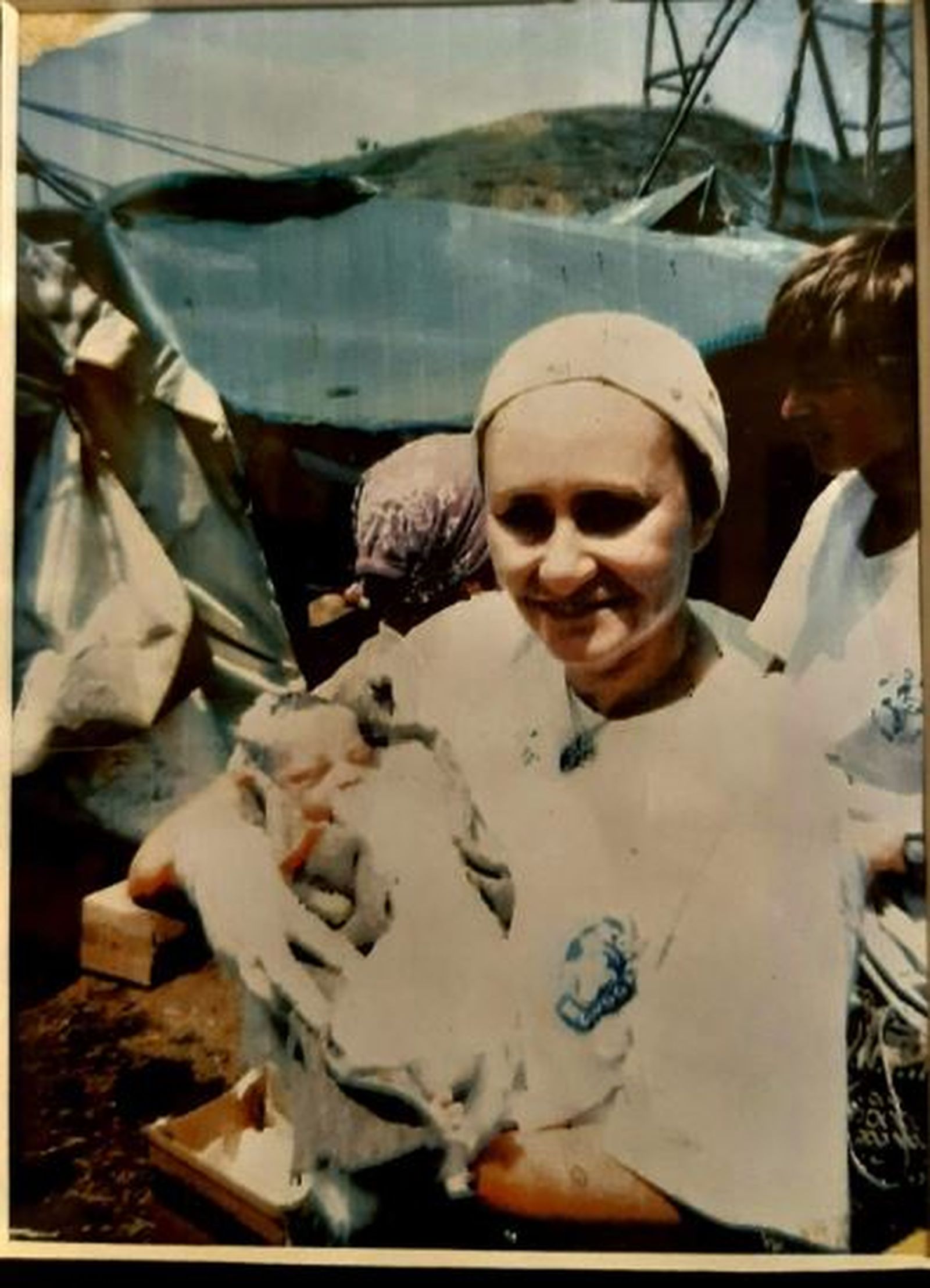 María Poveda, con un pequeño recién nacido en el campo de refugiados de Goma (Zaire) /Cedida