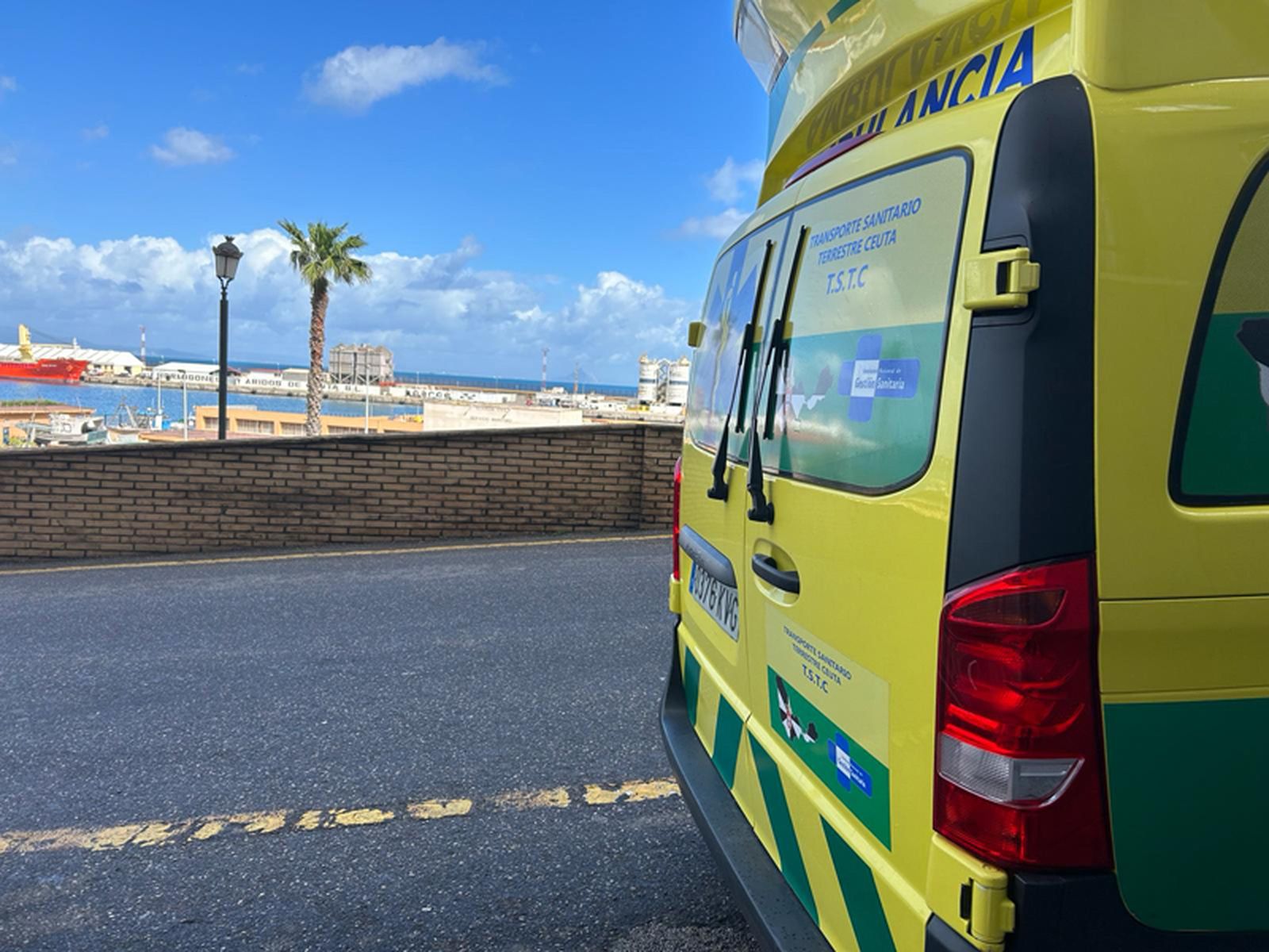 Los pacientes ingresados en el HUCE con necesidad de dializarse deben trasladarse en ambulancia hasta el centro externo, ya que las máquinas para dializar ubicadas en el hospital no se utilizan. / FOTO G.S.