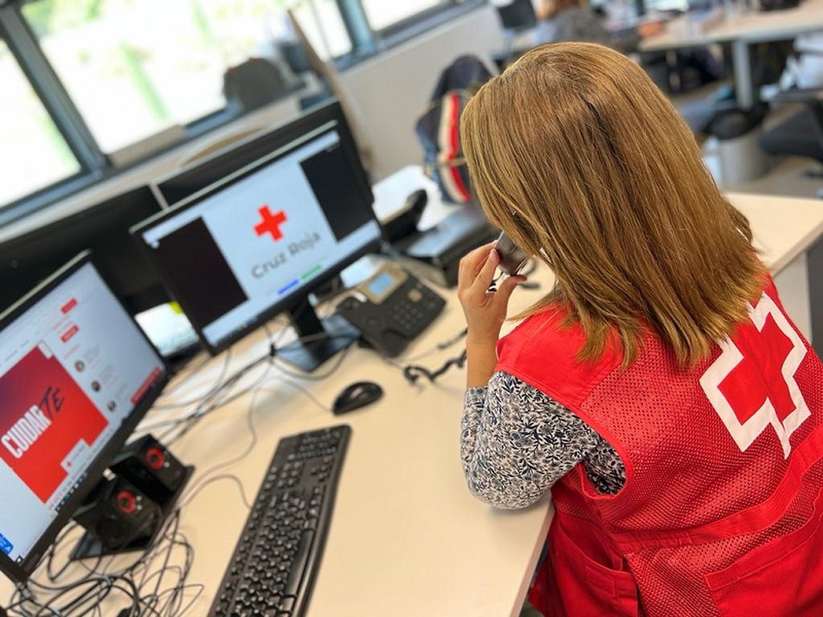 Una empleada de Cruz Roja. / FOTO CEDIDO