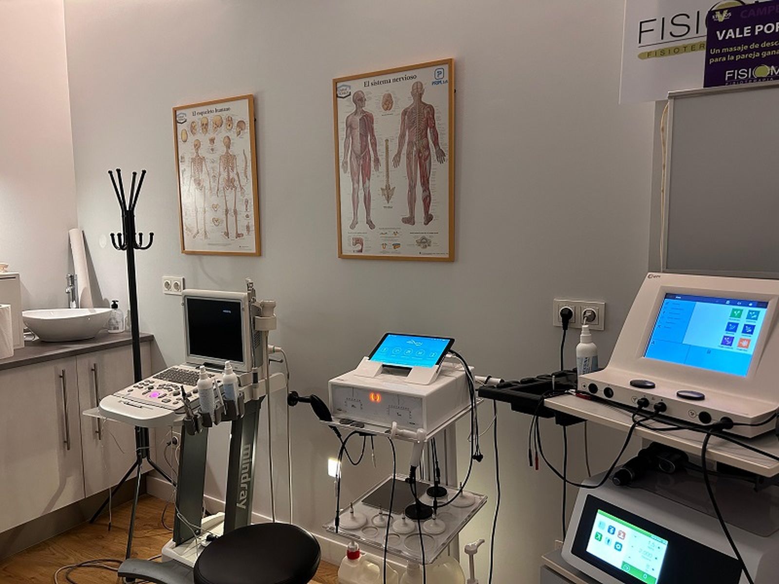 Fisiomega dispone de una amplia tecnología que complementa los tratamientos de Claudio. | FOTO E.A.Z.