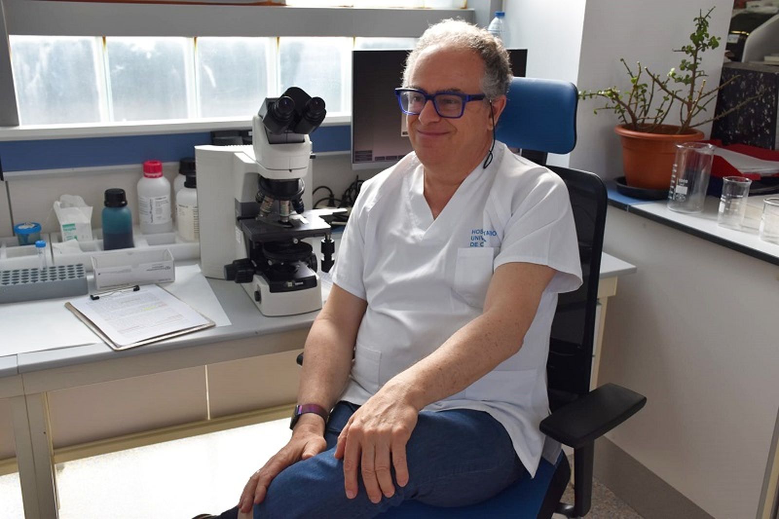 El doctor en Análisis Clínicos del HUCE, Jacobo Díaz Portillo, en el laboratorio del hospital durante una entrevista concedida a este diario. / FOTO NICOL´S