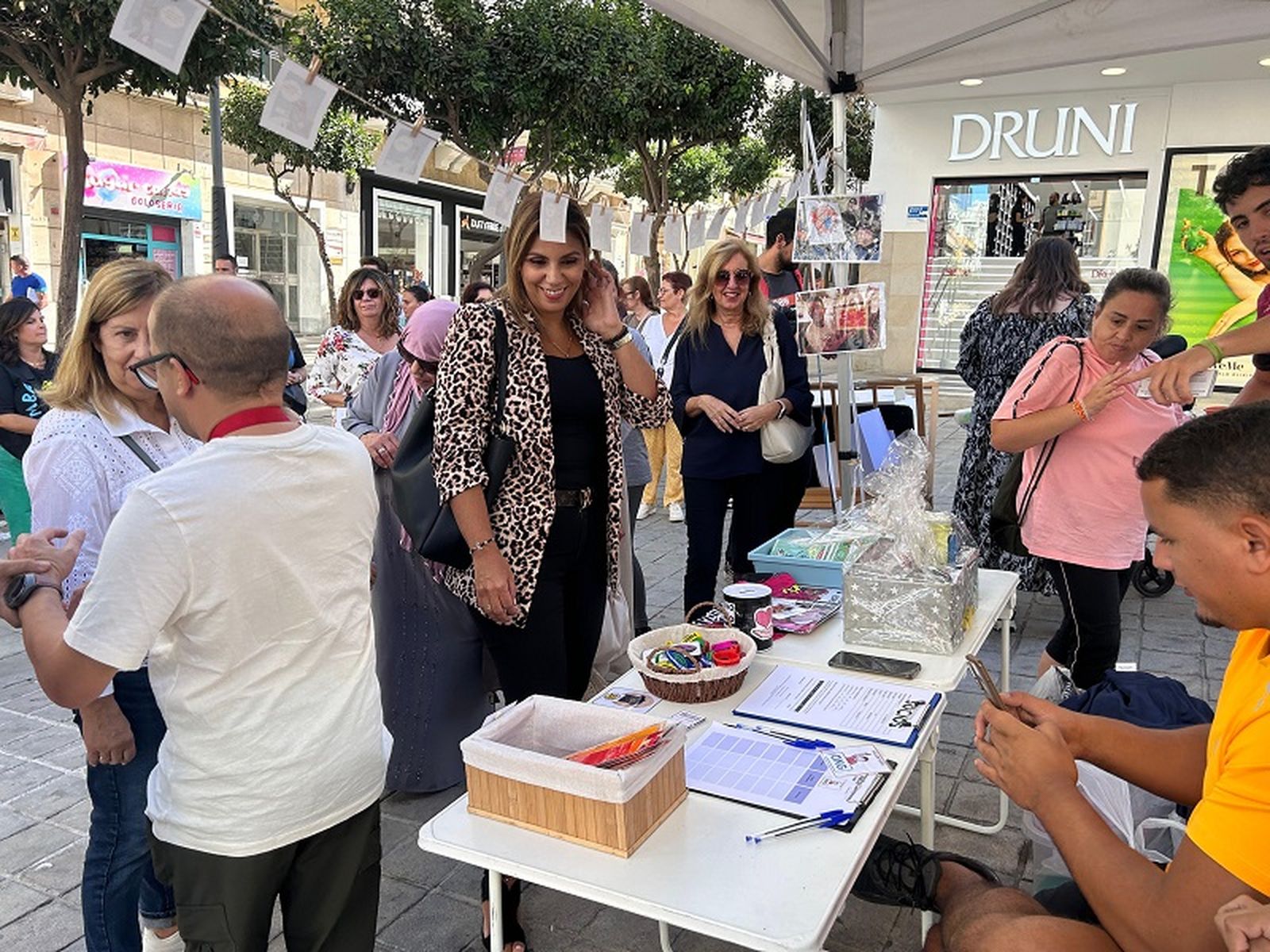 Colaboración del público en el stand de PROI Ceuta | FOTO E.A.Z.
