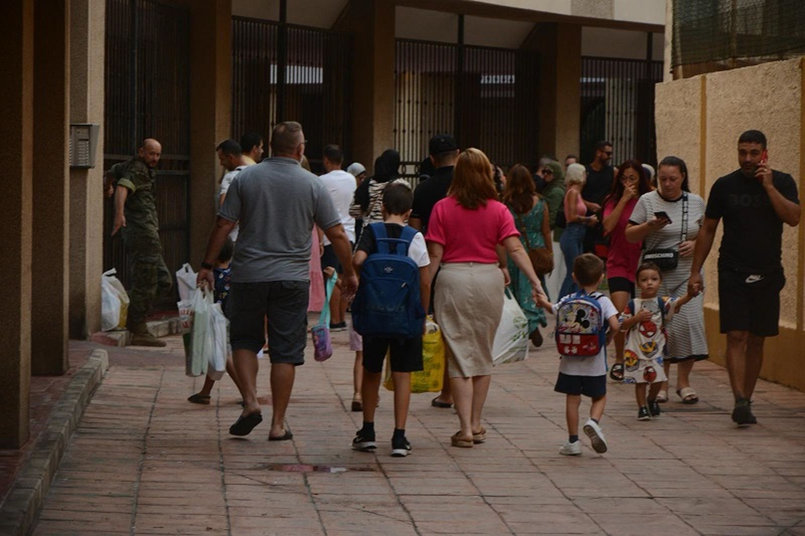 Un grupo de padres y madres llevando a sus hijos a un colegio en Ceuta. / FOTO J.I.M.