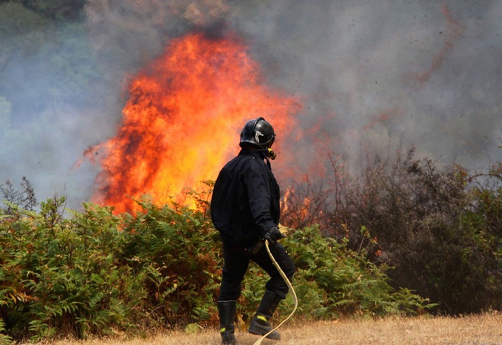 Un bombero trabaja en la extinción de un incendio en los montes de Ceuta/FOTO EL PUEBLO