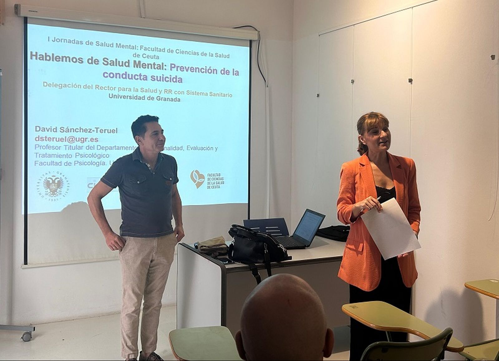 David Sánchez Teruel, profesor y psicólogo, y María Adelaida Álvarez Serrano, vicedecana de Estudiantes y Extensión Universitaria de la Facultad CCSS | FOTO E.A.Z.