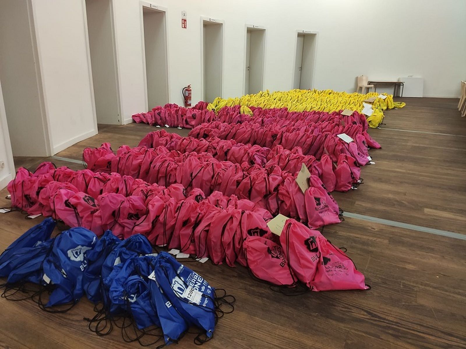 Bolsas del corredor, listas para ser entregadas. / FOTO CLUB ANYERA