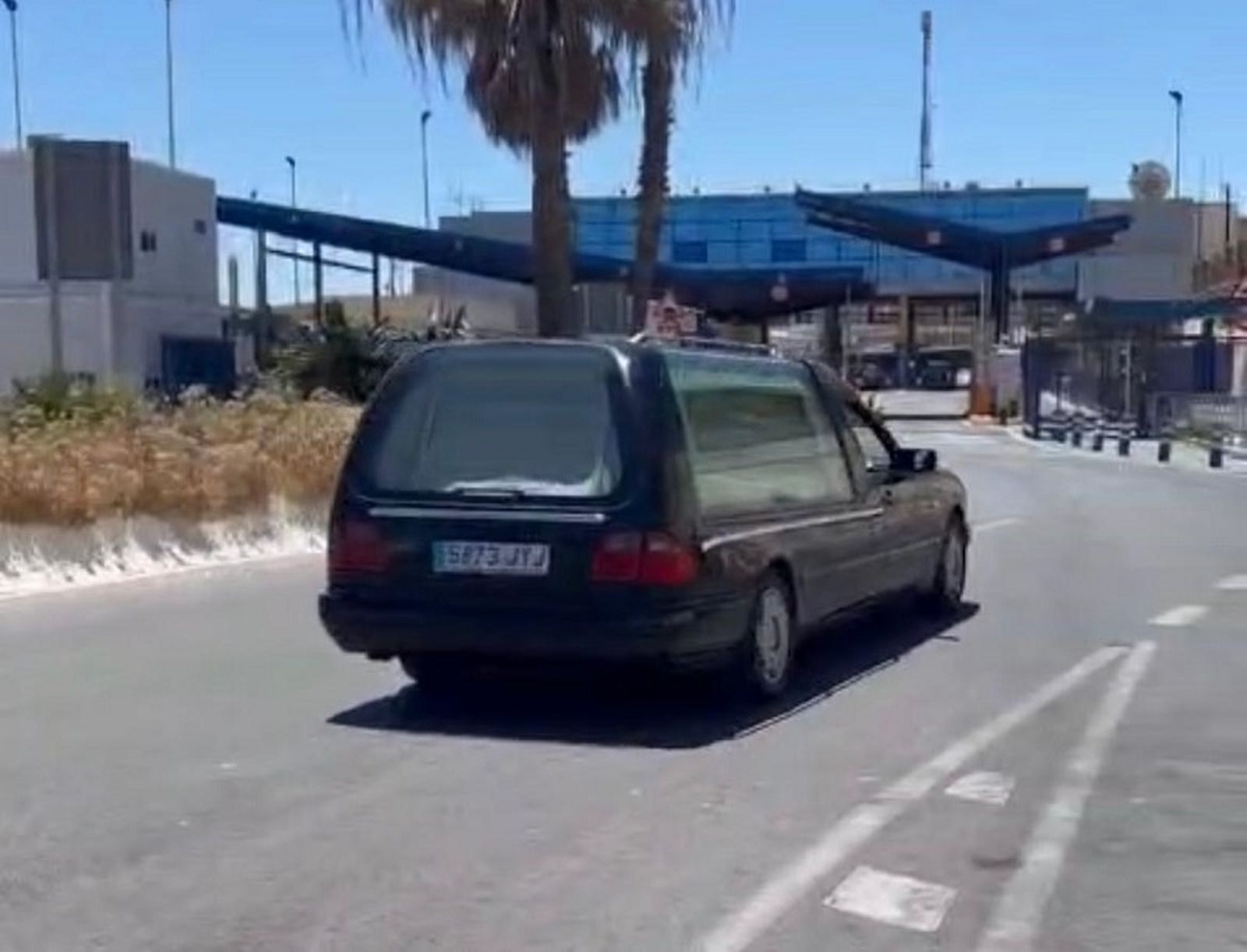 El coche fúnebre que este mediodía llevó a Mustafa de vuelta a Marruecos. / FOTO CEDIDA